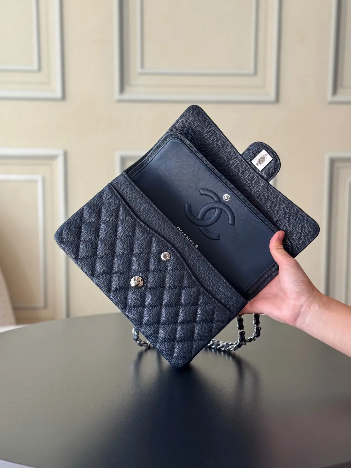 Chanel 黑色魚子醬牛皮翻蓋鏈條包 金扣