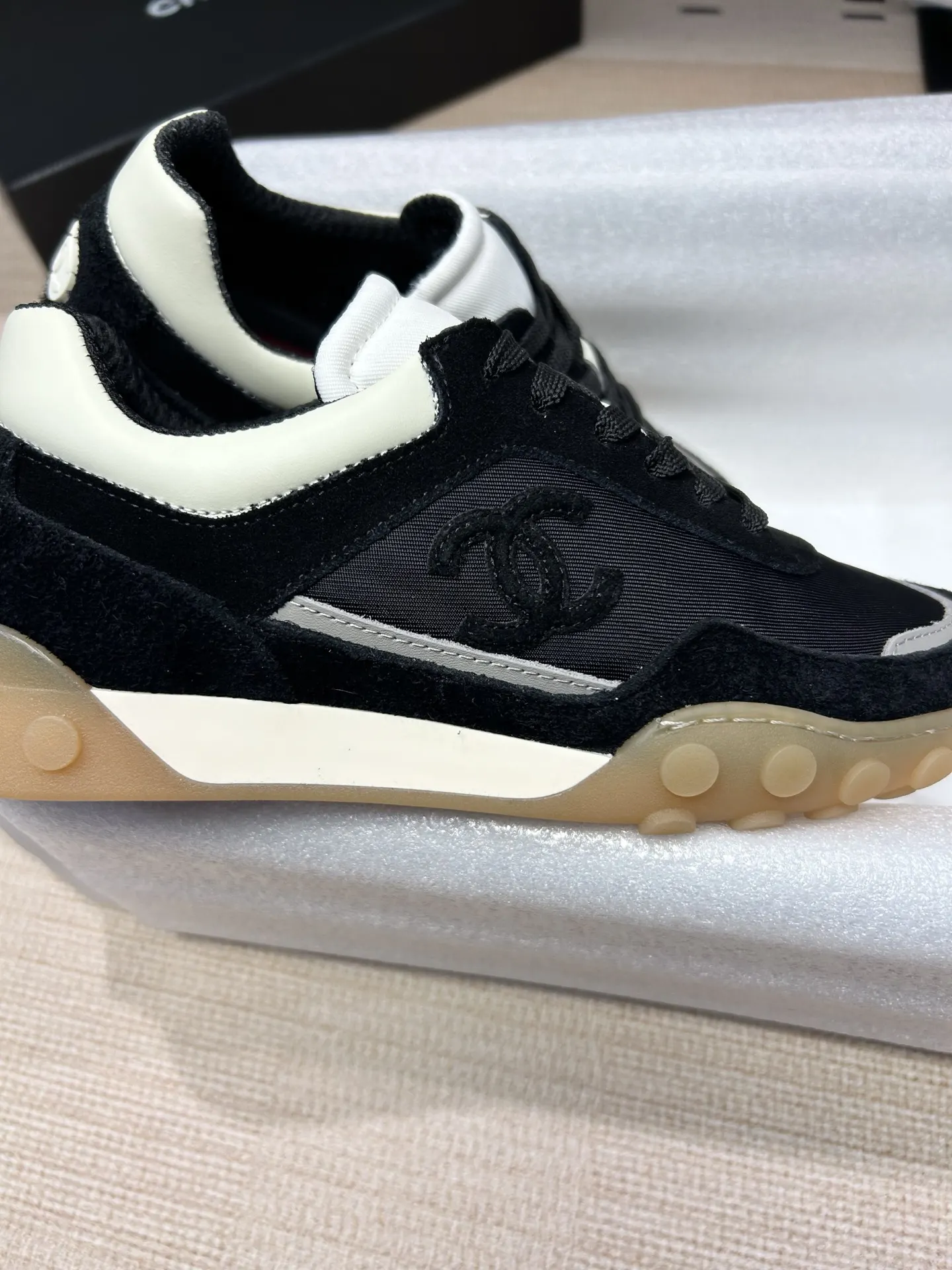 CHANEL 黑白拼色羊皮休闲鞋 红色内衬款