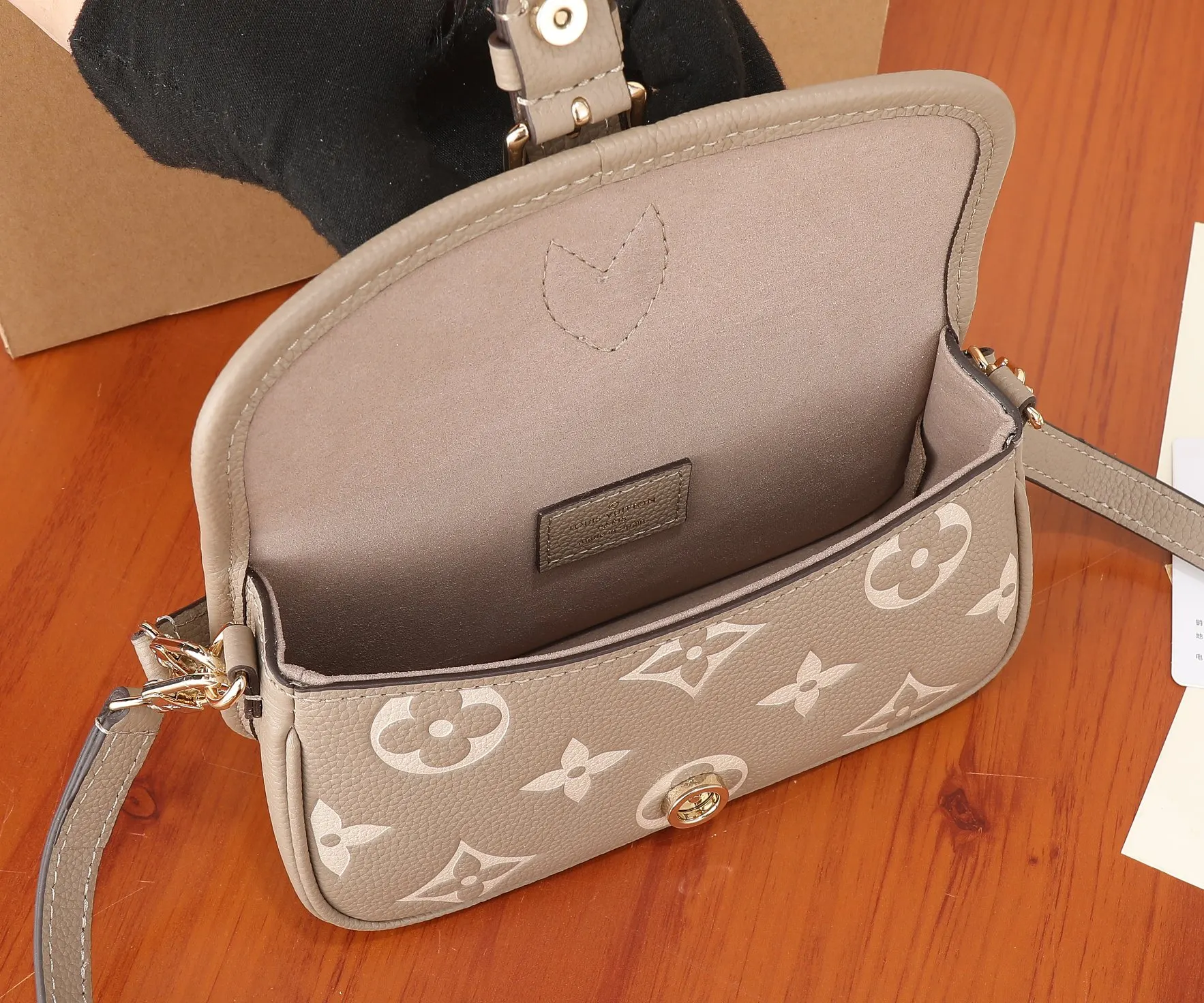 Organizer Pouch Travel Leather Image 9 Organizer Pouch Travel Leather Image 9