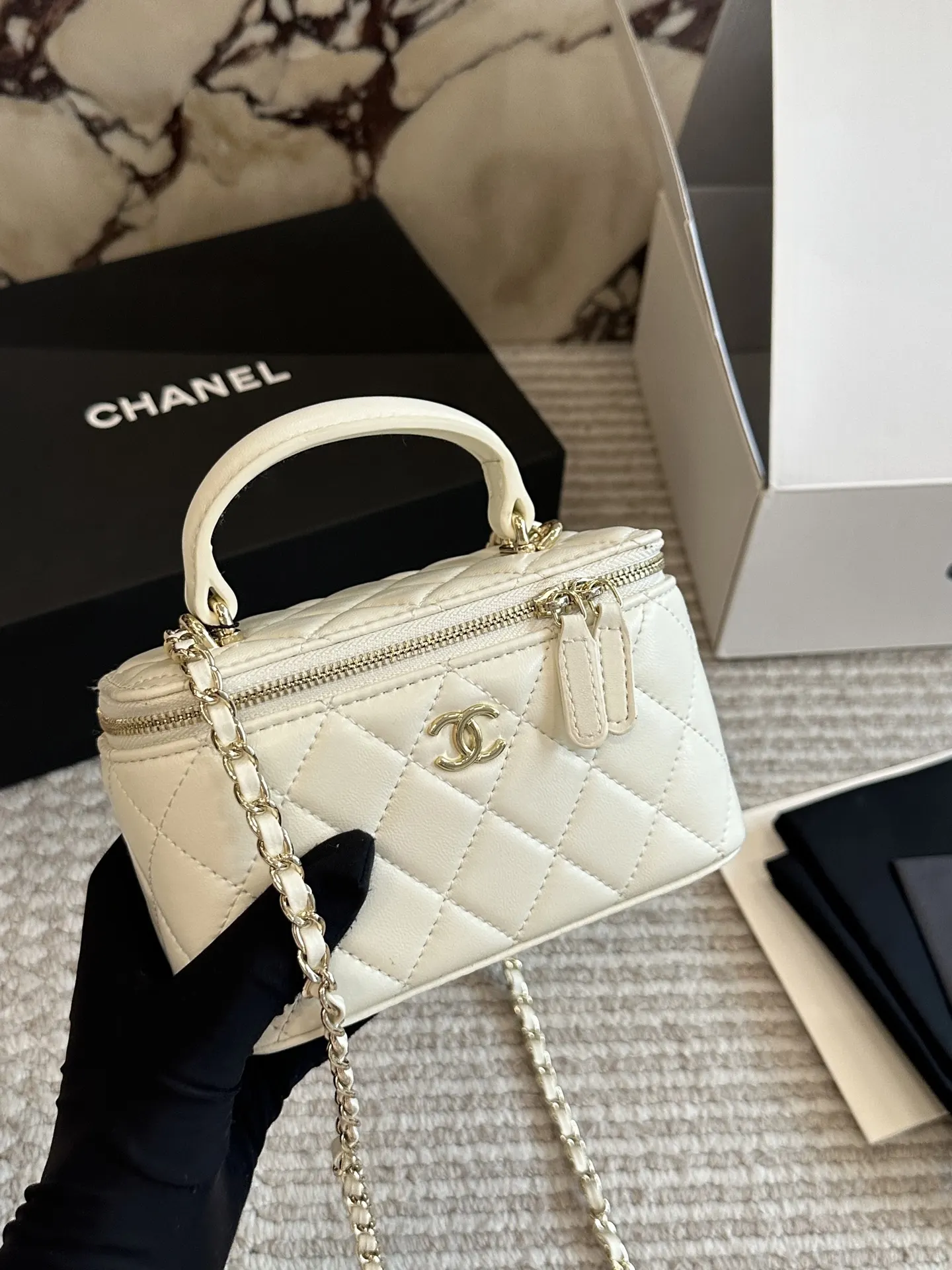 CHANEL 羊皮 亮面金标菱格纹羊皮手柄长 包手提单肩 斜挎包 轻便斜挎款