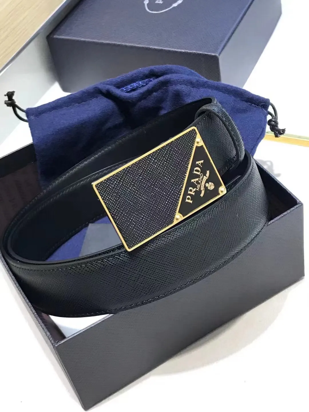 Prada 牛皮 三角标 腰带 通勤搭配