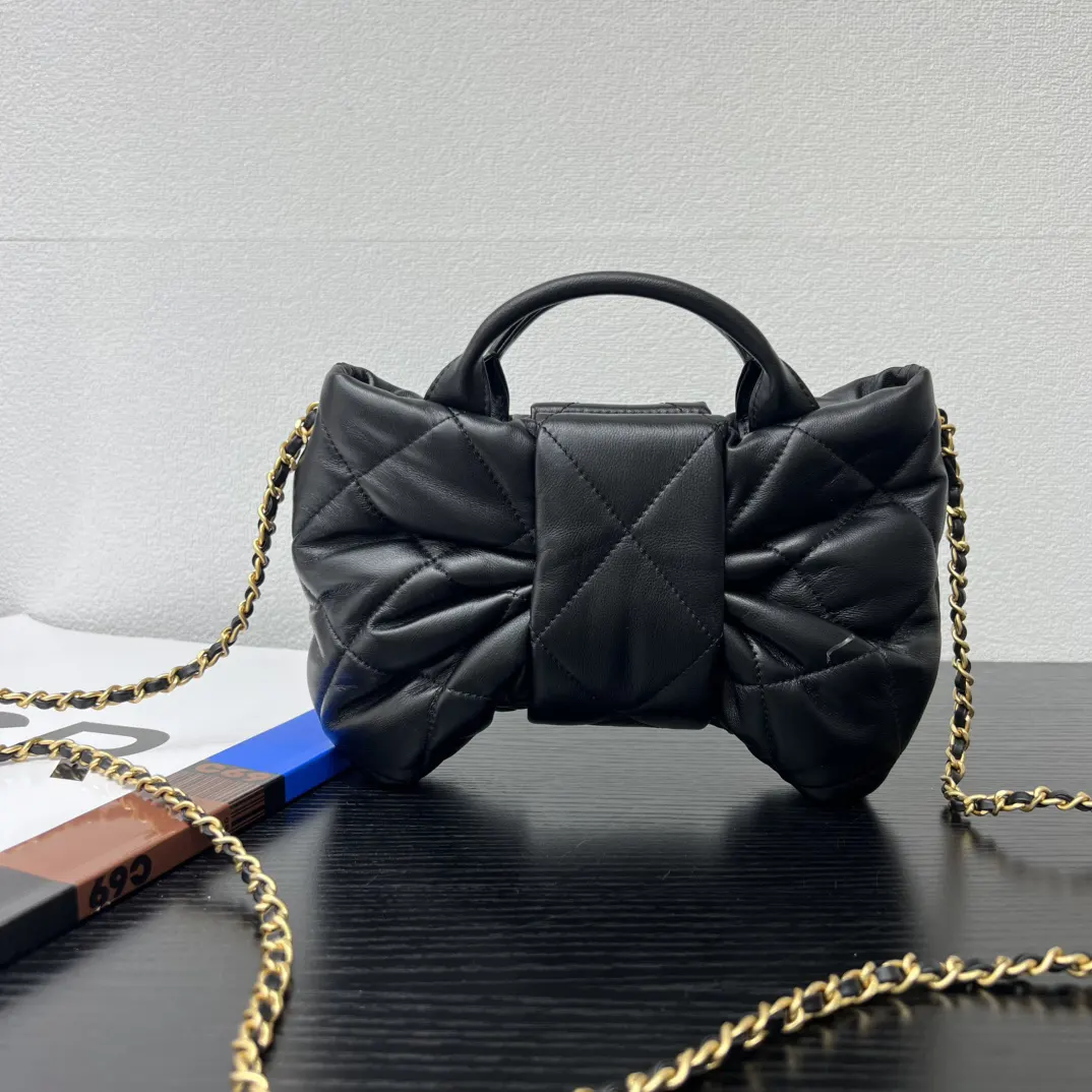 Chanel 黑色小牛皮手提鏈條包 褶皱