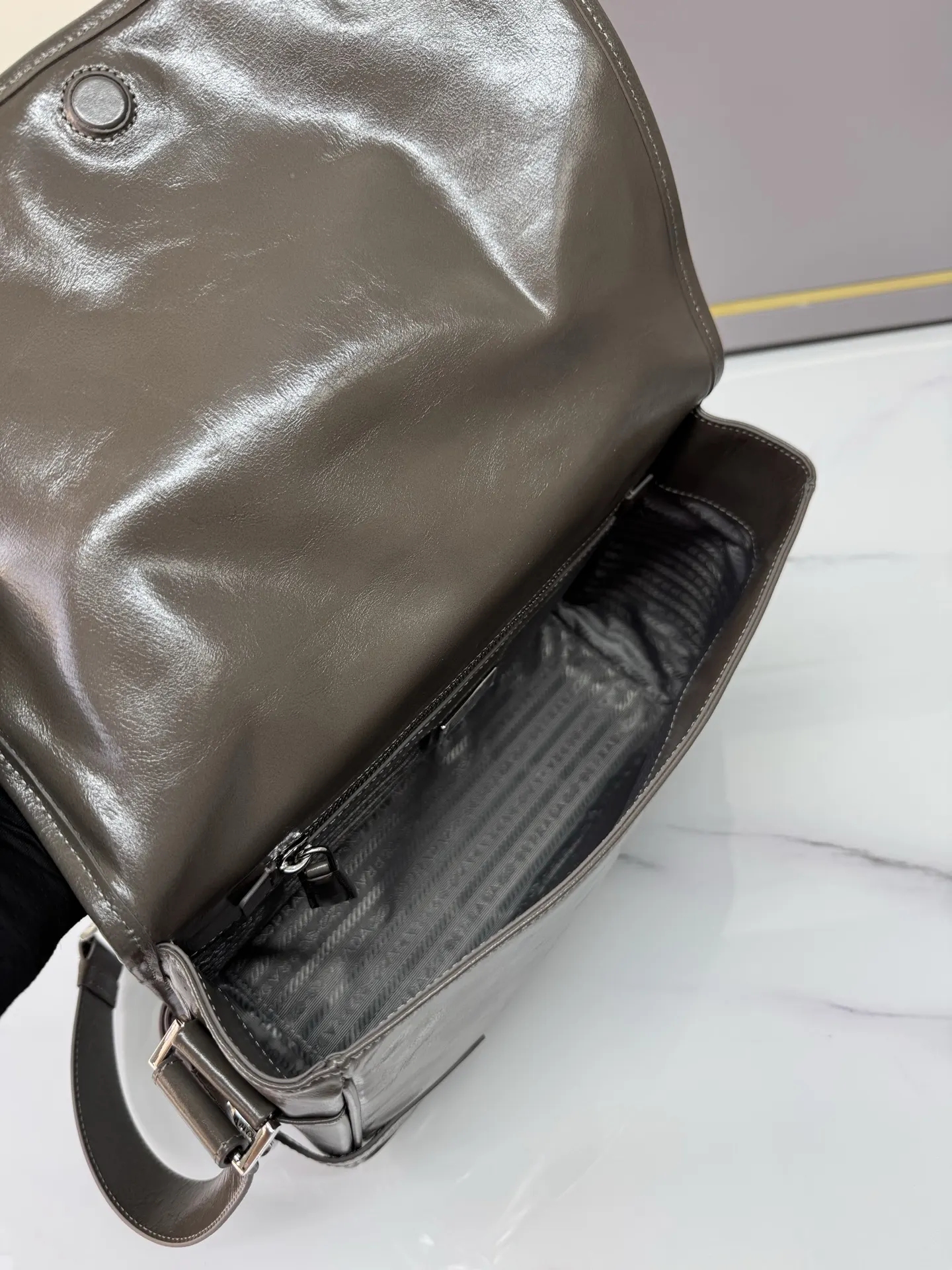 PRADA 皮革 三角标 邮差包 通勤百搭款