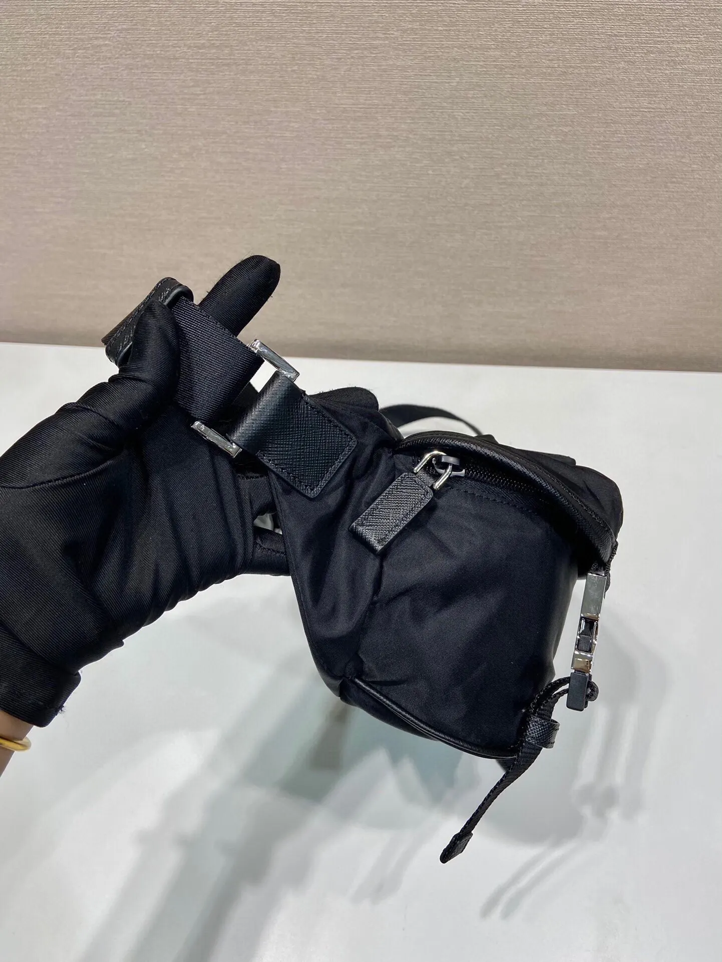 Prada Re-Nylon 迷你 皮革 Saffiano 十字纹 斜挎包