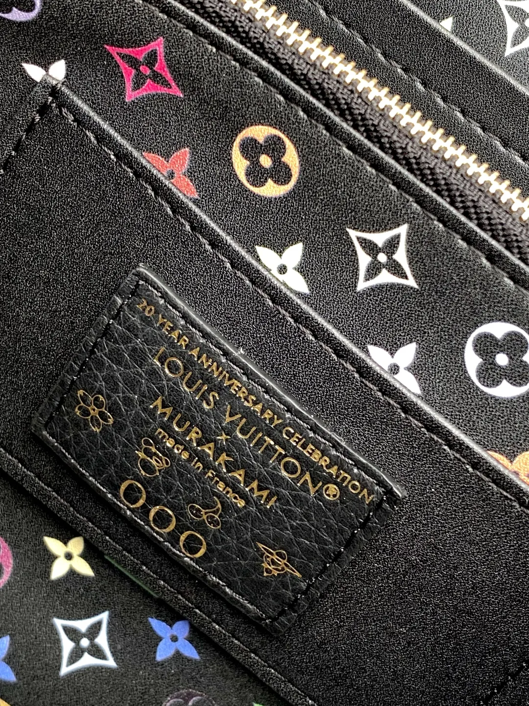 LV 黑色 白色 牛皮 字母和可拆卸 Mo肩带浸染明丽色调 致 收纳包 旅行收纳款