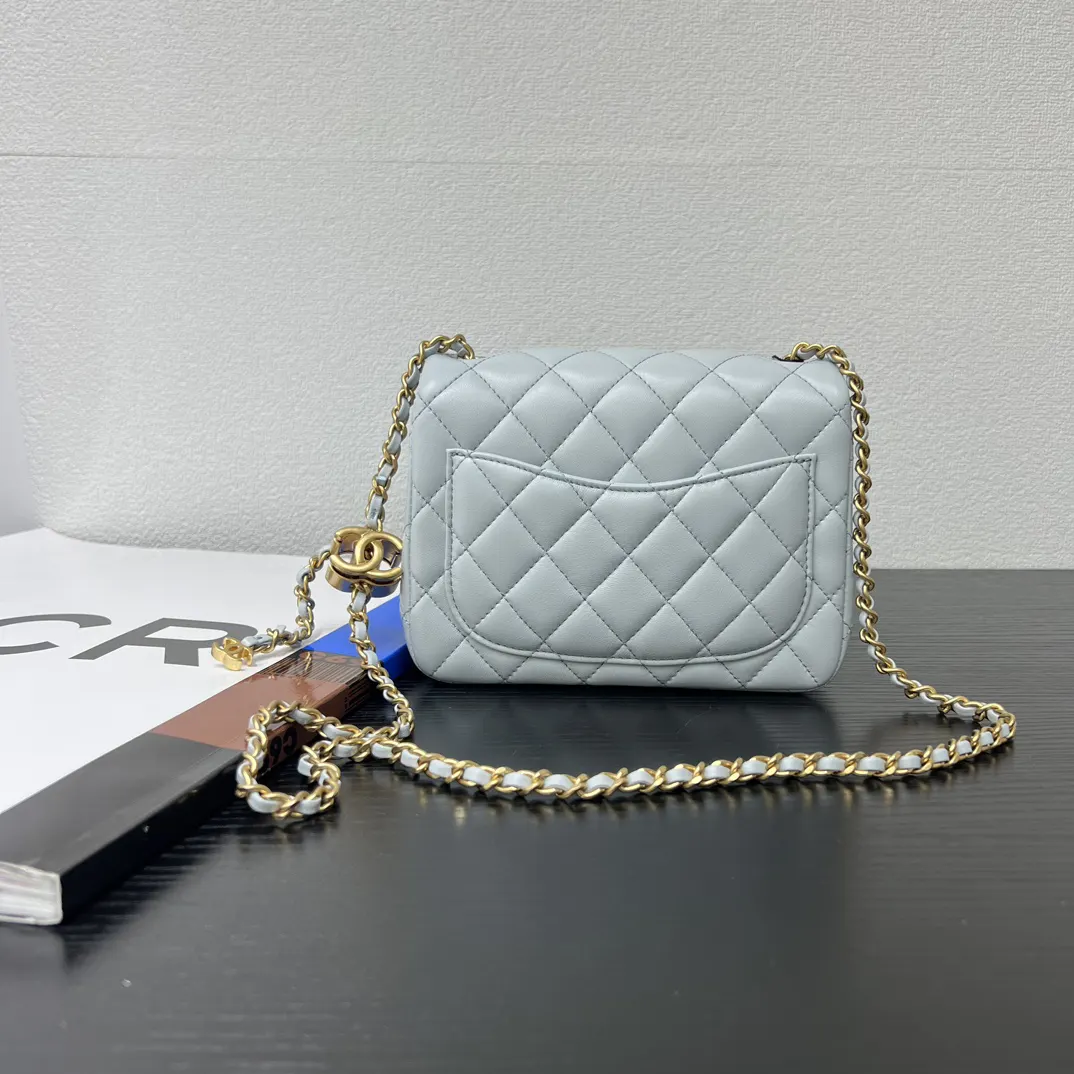 Chanel 浅蓝色小羊皮菱格链条包 金扣