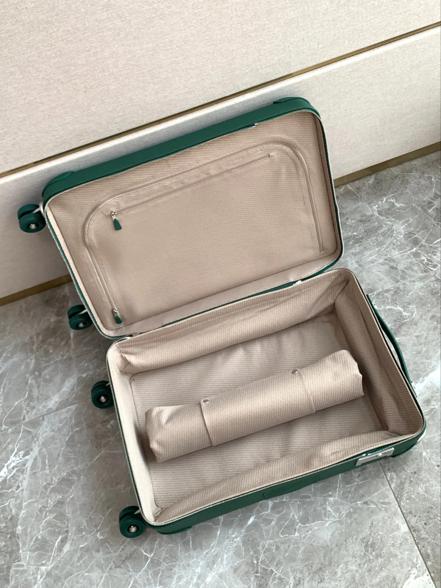 RMS行李箱陆续 订制款决定的小众和限量 受众群体 旅行拉杆款 轻便出行款