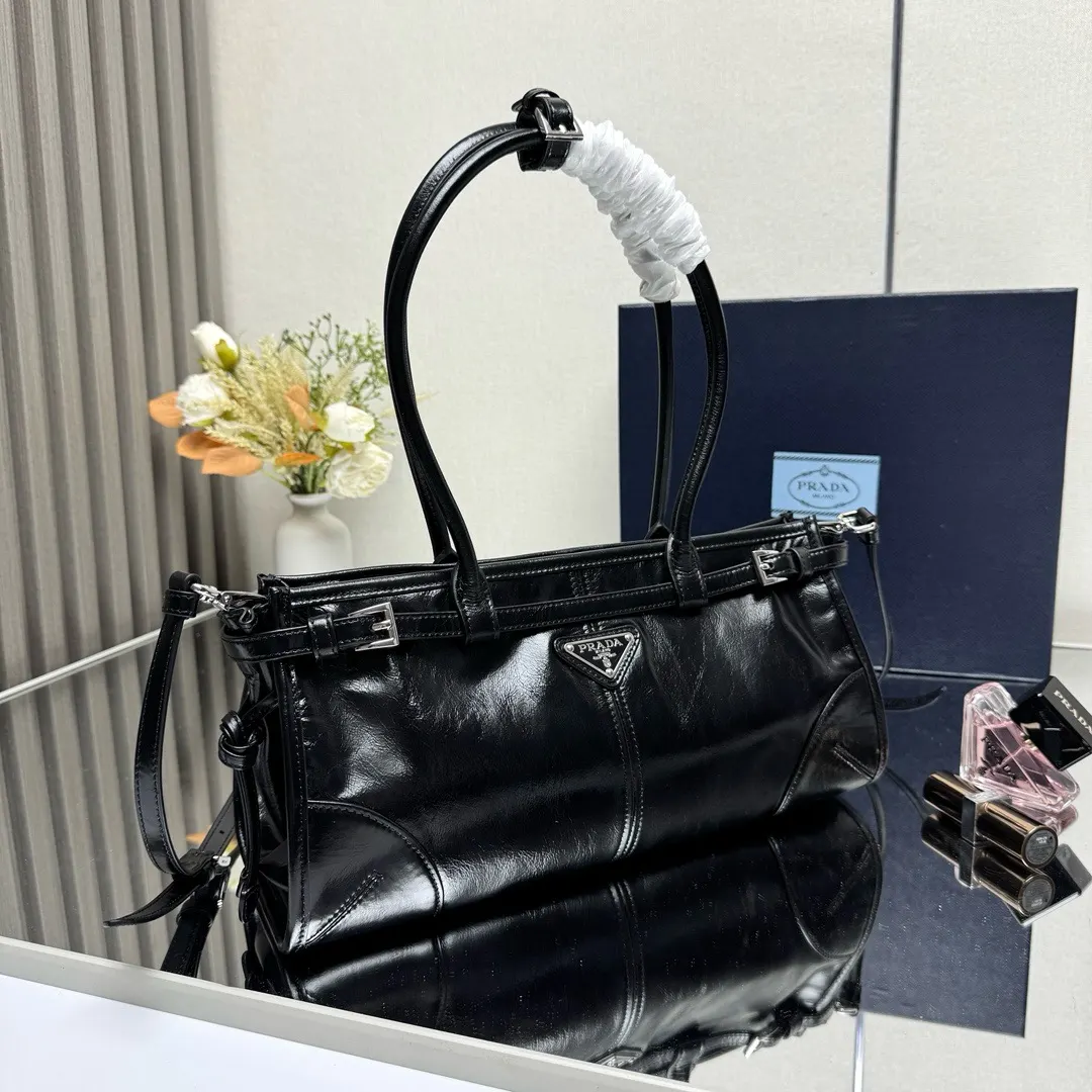 PRADA 斜挎包 日常通勤款