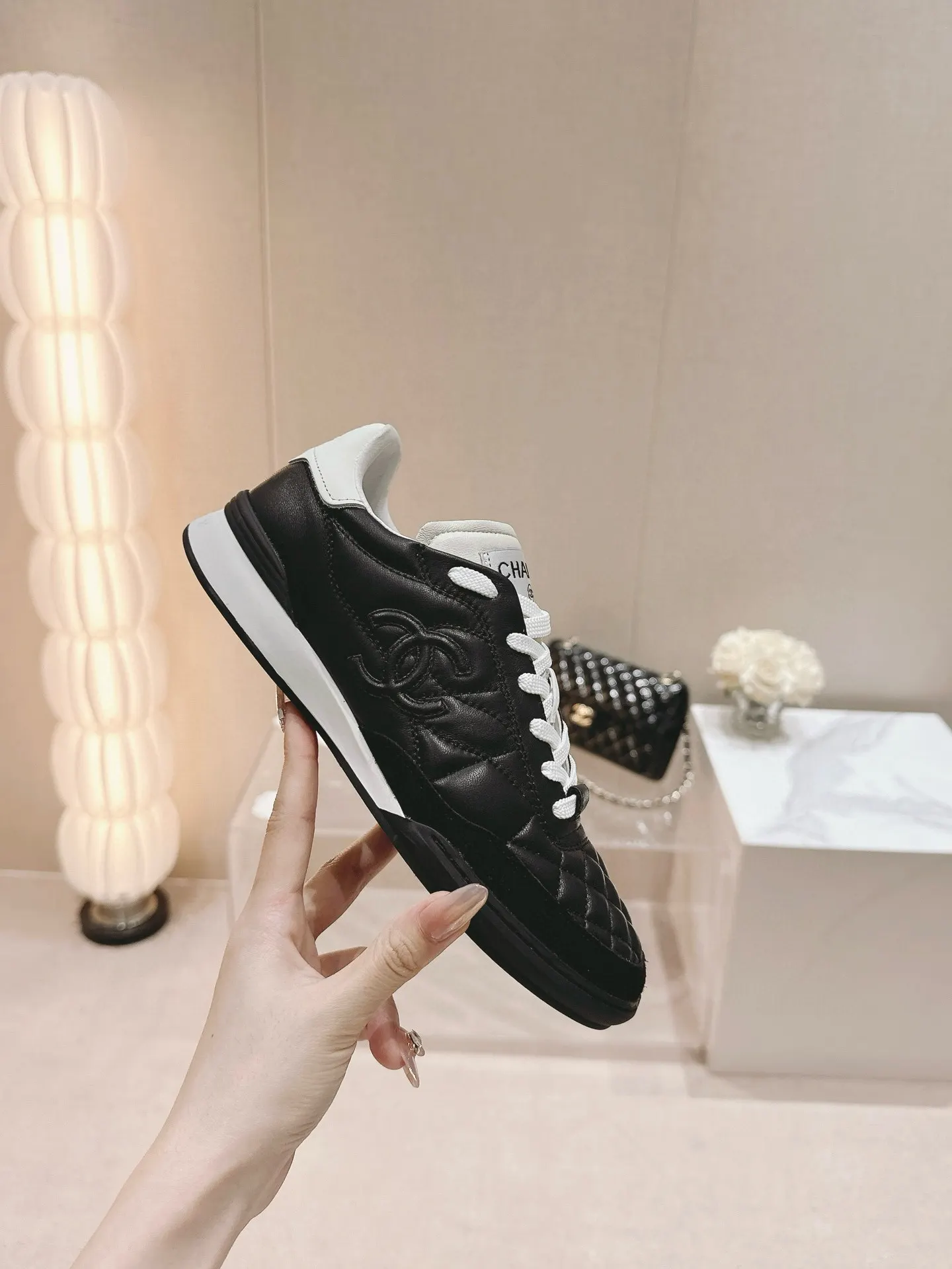CHANEL 黑白拼色羊皮休闲鞋 厚底低帮款