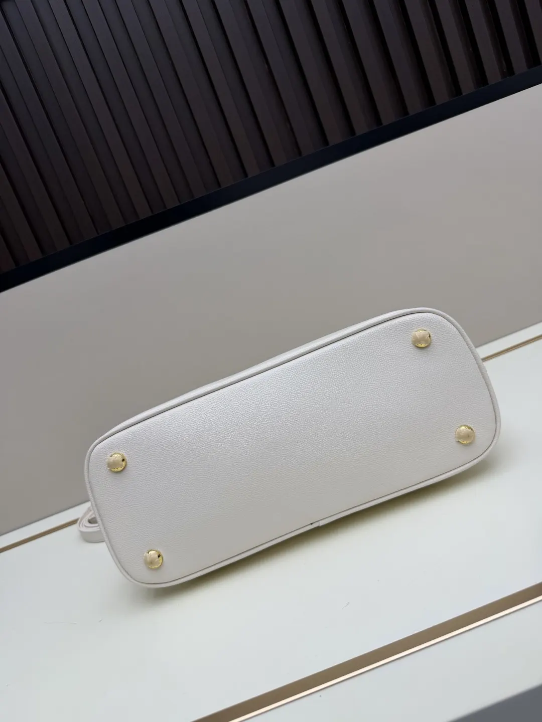 Prada Saffiano 十字纹牛皮 Logo 手提包