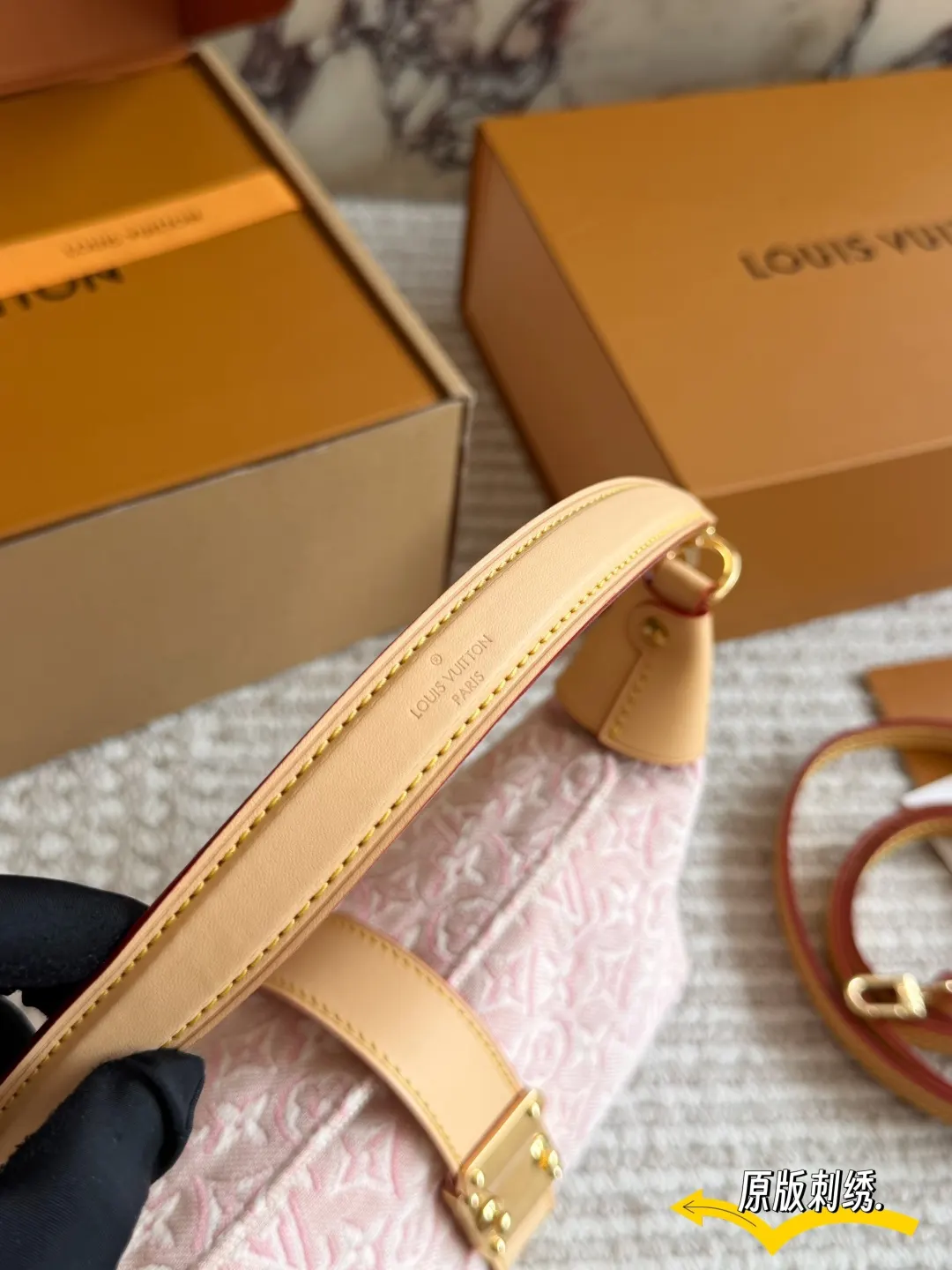 LV 老花 粉色 丹宁 盒 Pochette Mia 粉色刺绣丹宁 双肩包 实用双肩款