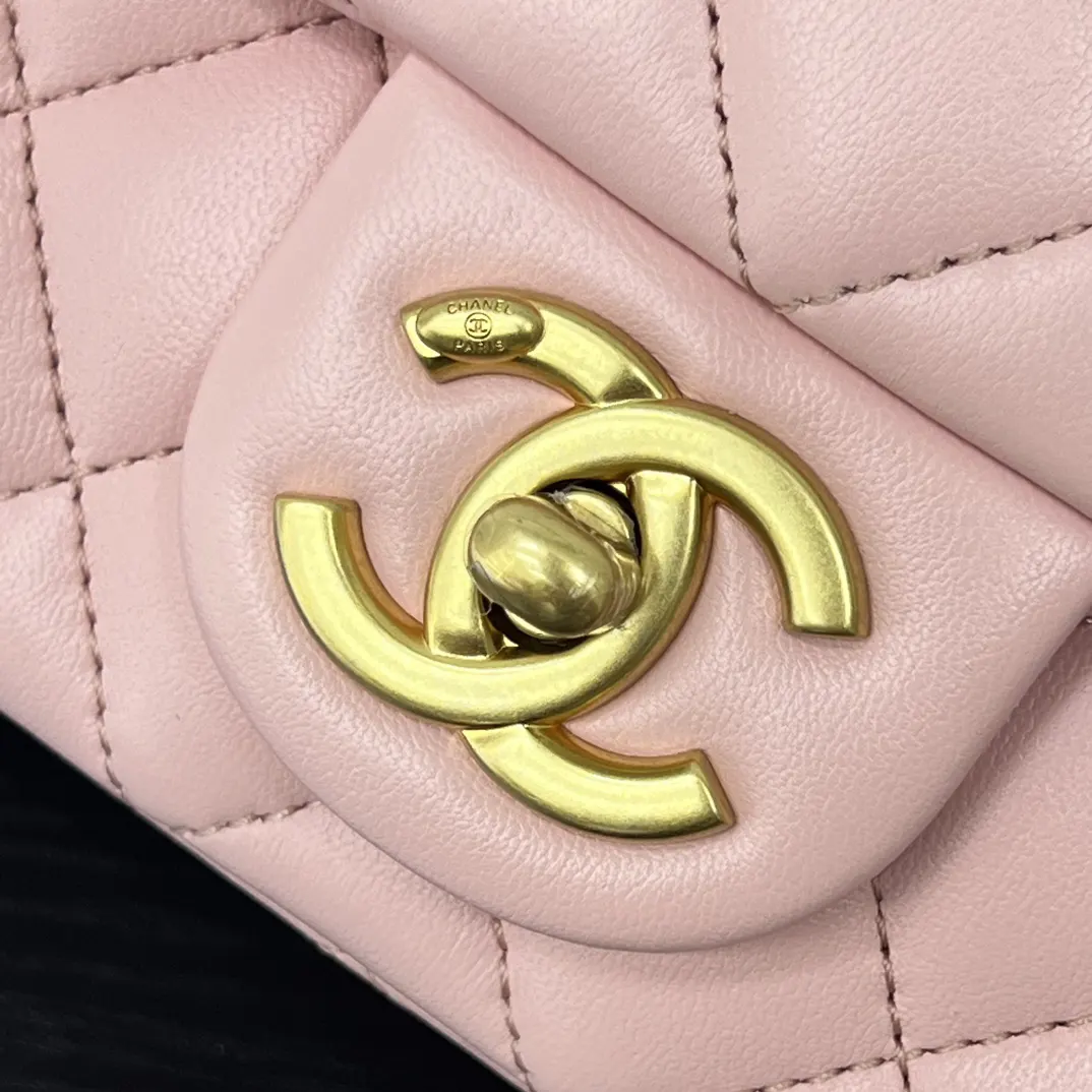 CHANEL 粉色小羊皮菱格链条包 迷你款
