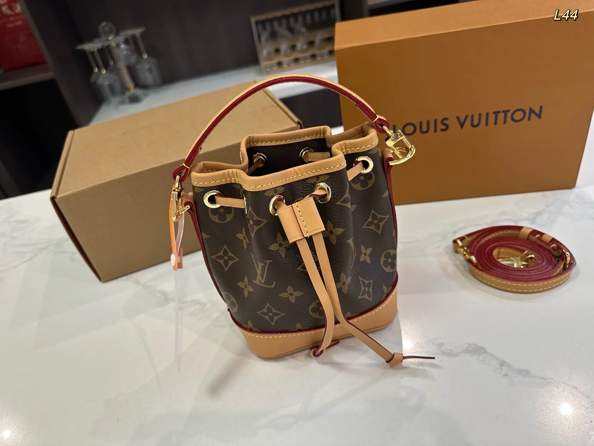 LV 钢五金 水桶包 休闲水桶款