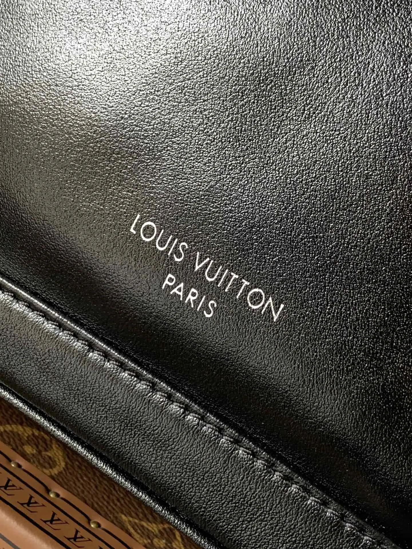 LV 羊皮 Circle 滑动装饰方便调节开口 拉链前袋可随心收 收纳包 旅行收纳款