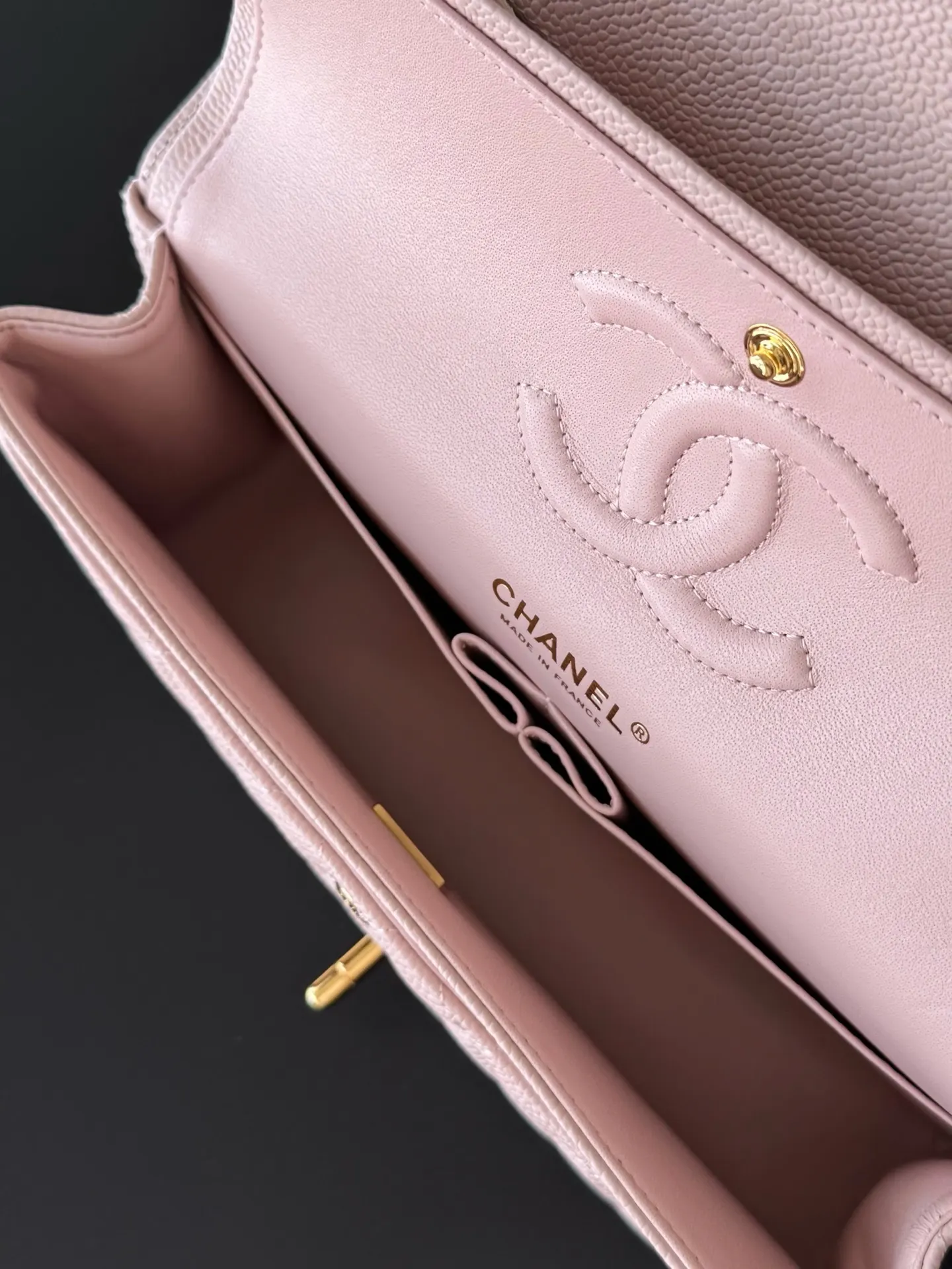 Chanel 浅粉色鱼子酱牛皮翻盖链条包 金扣
