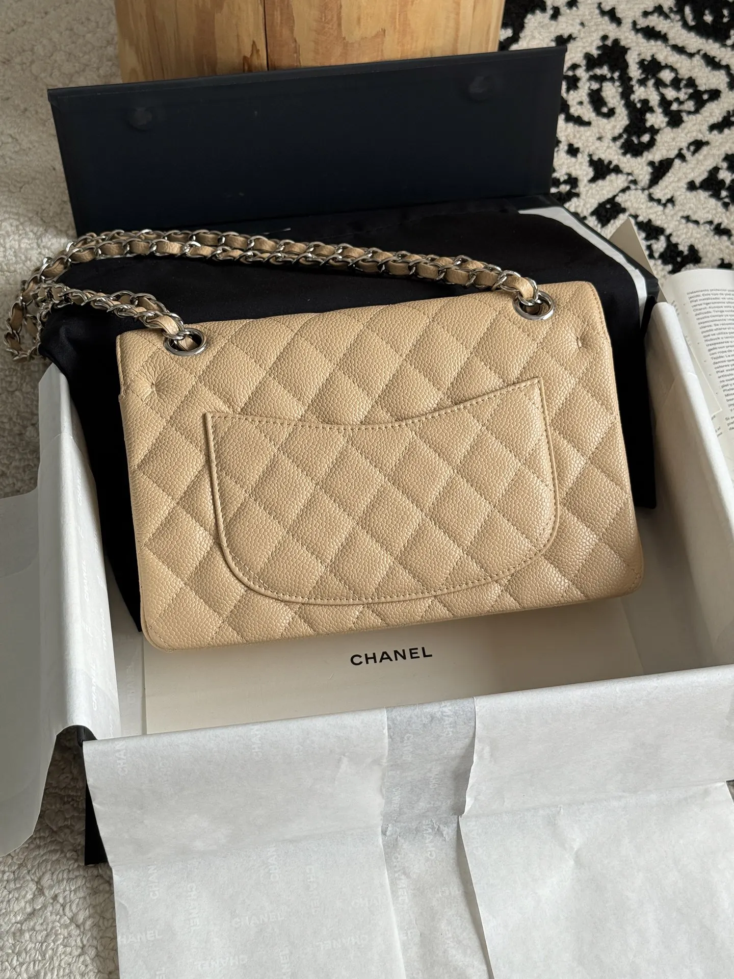 Chanel 米色荔枝纹牛皮翻盖链条包 金扣