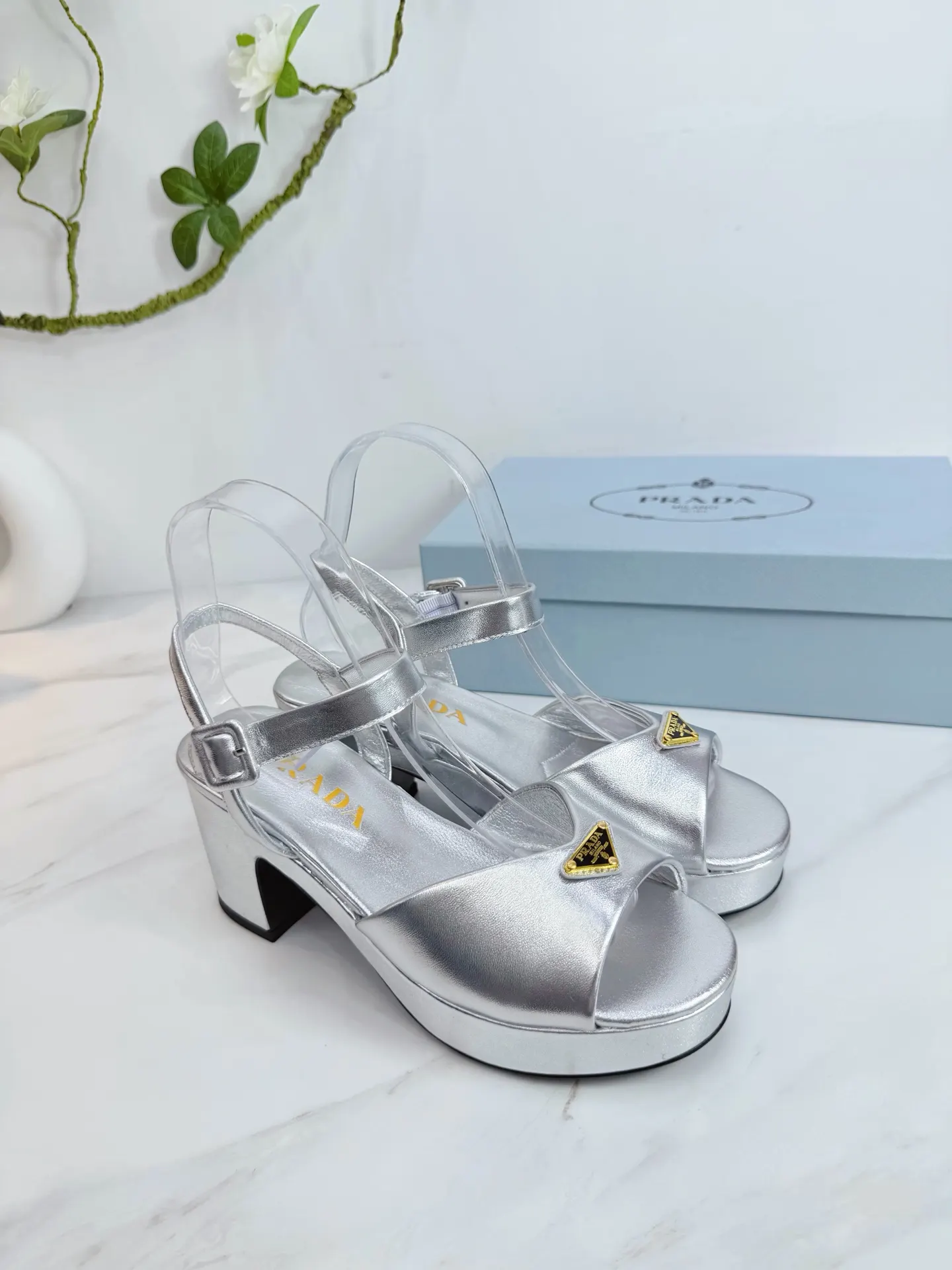 Prada 羊皮 休闲鞋 舒适