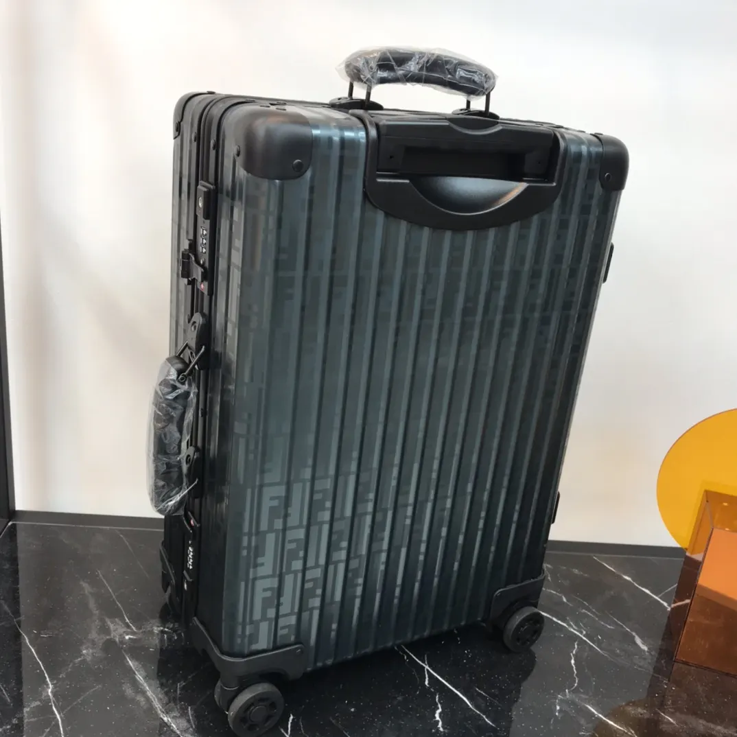 Fendi 黑色 藍色 rimowa 一见钟情或许就是当你第一眼见到它的 行李箱 旅行拉杆款 輕便出行款