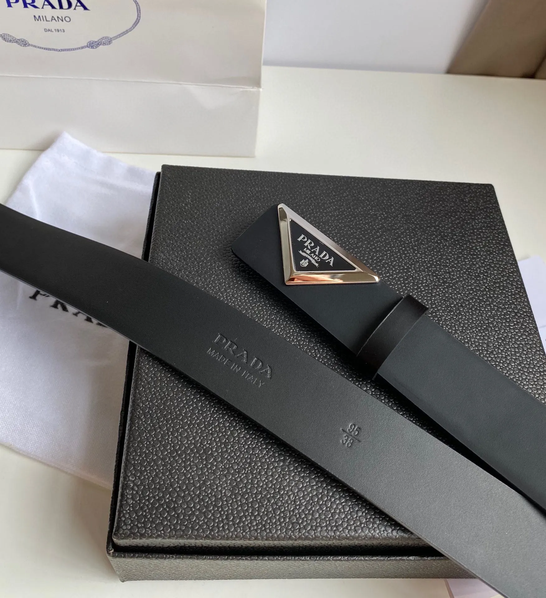 Prada 皮革 亮面 三角标 腰带 通勤搭配