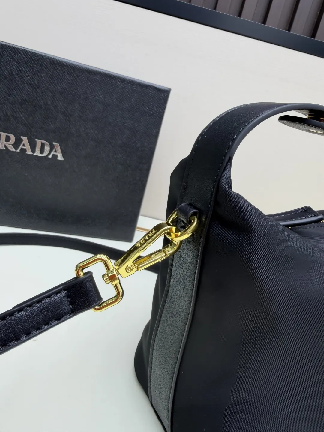 Prada 黑色 皮革 批 三角logo黑色單肩包 采用优质皮 收納包 旅行收納款