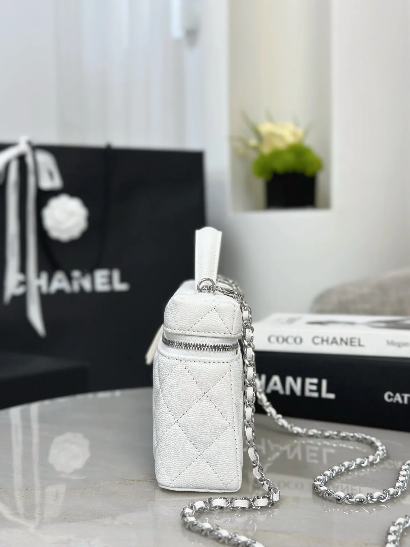 CHANEL 19 Bag 白色荔枝纹牛皮链条包 迷你款