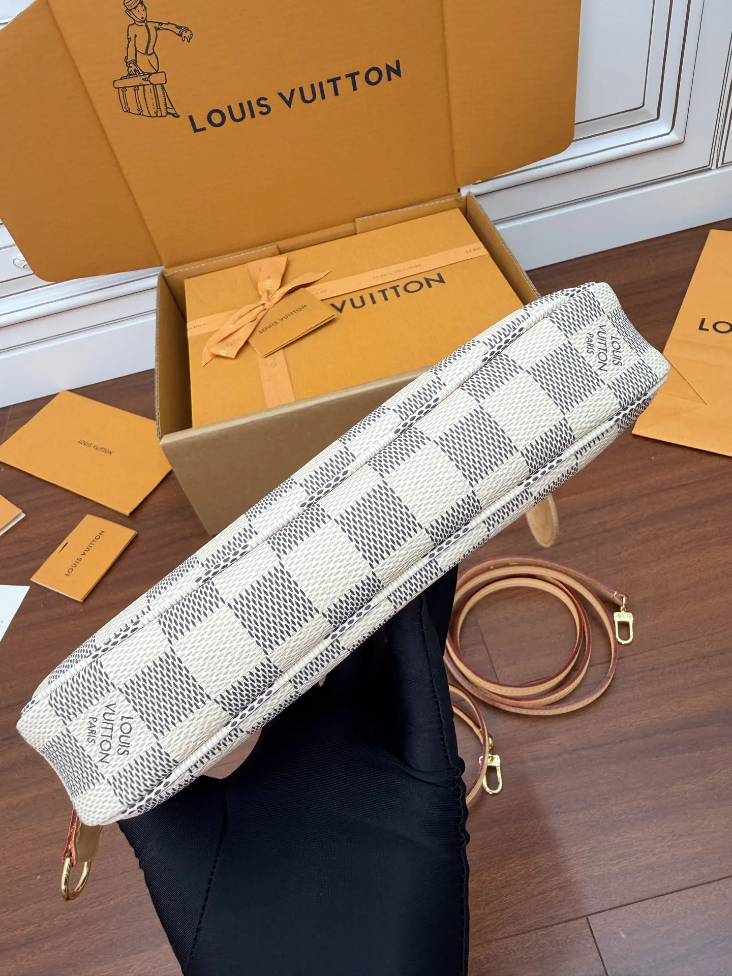 Fashion Item Travel Image 9 Fashion Item Travel Image 9