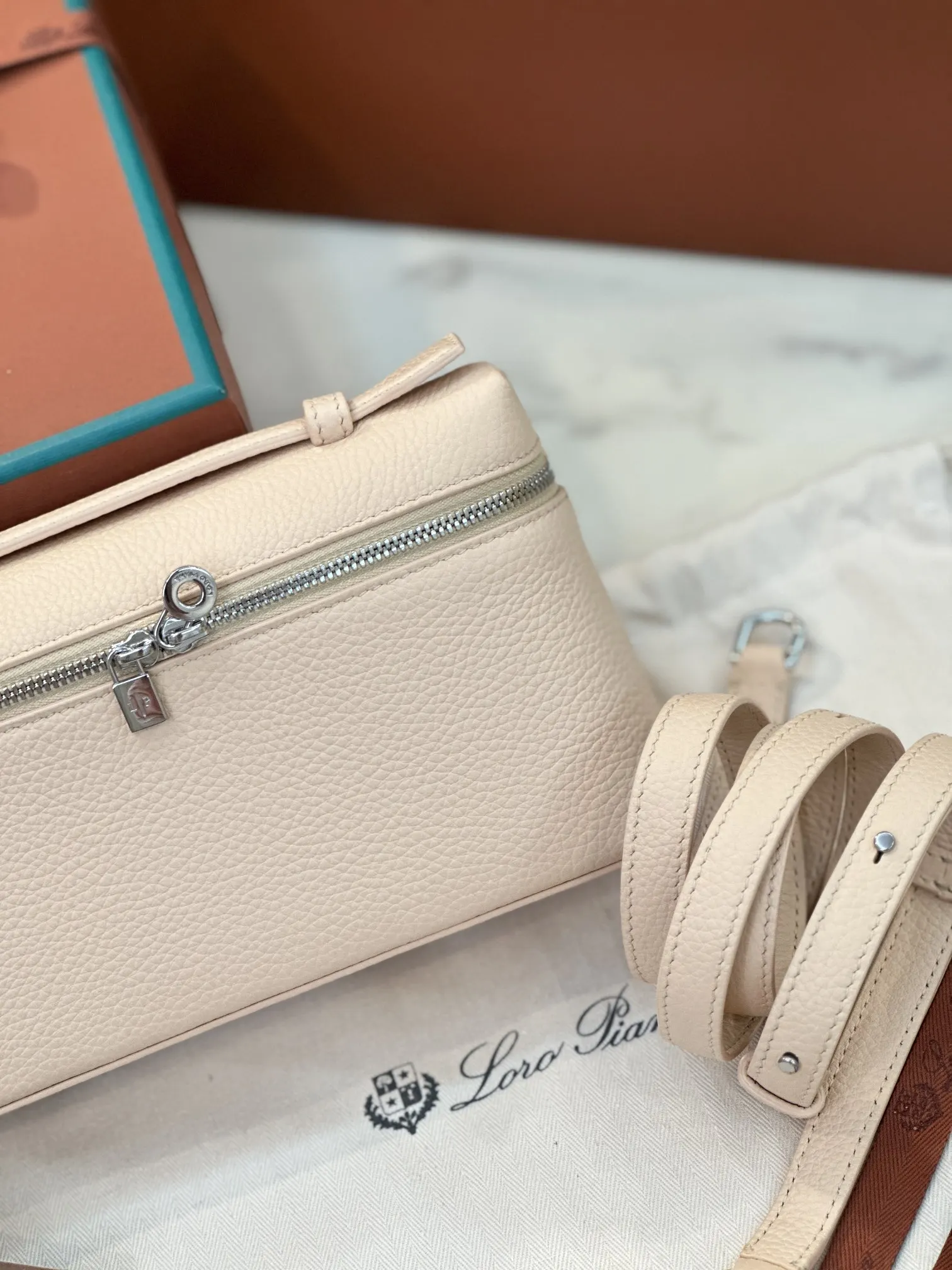 小牛皮 Loro Piana Extra Poket 手拿包 精致手拿款