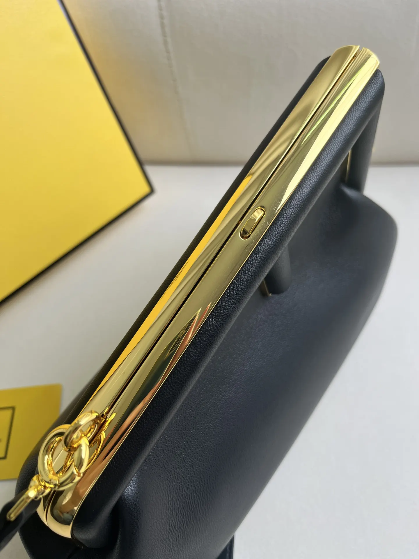 Fendi 黑色 粉色 羊皮 手拿包 精致手拿款