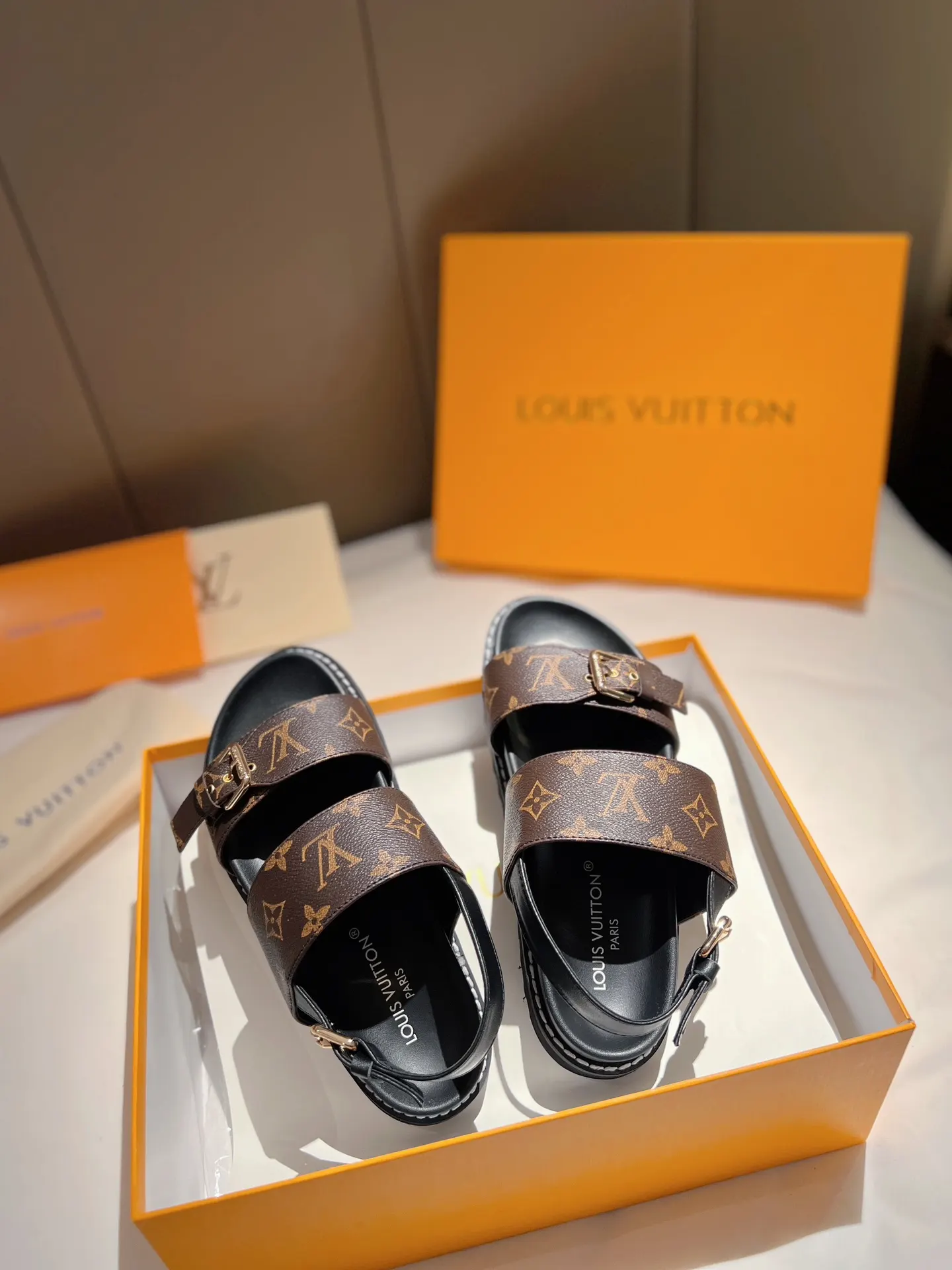 LV 經典老花 厚底拖鞋 休閒百搭款(數字4) LV 經典老花 厚底拖鞋 休閒百搭款(數字4)