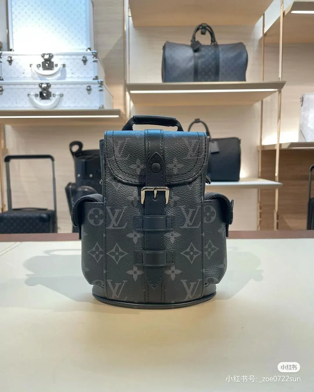 LV 可拆卸肩带与 形环增添斜挎选择 亦可作单肩包 双肩包 实用双肩款