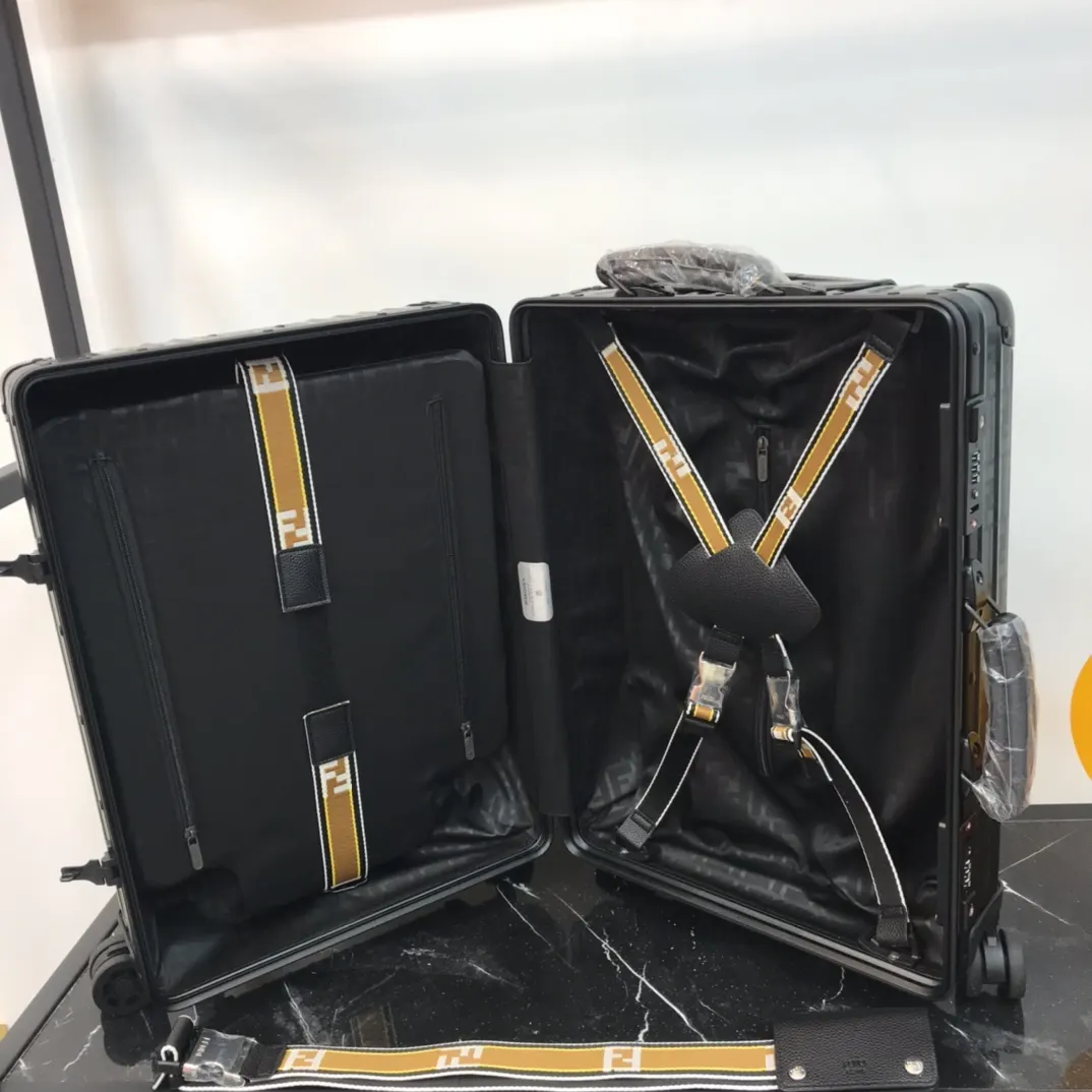 Fendi 黑色 藍色 rimowa 一见钟情或许就是当你第一眼见到它的 行李箱 旅行拉杆款 輕便出行款