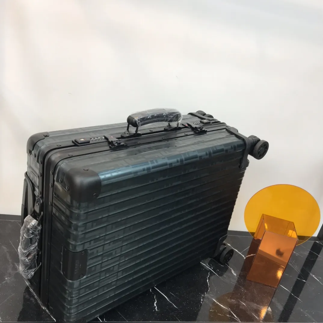 Fendi 黑色 藍色 rimowa 一见钟情或许就是当你第一眼见到它的 行李箱 旅行拉杆款 輕便出行款