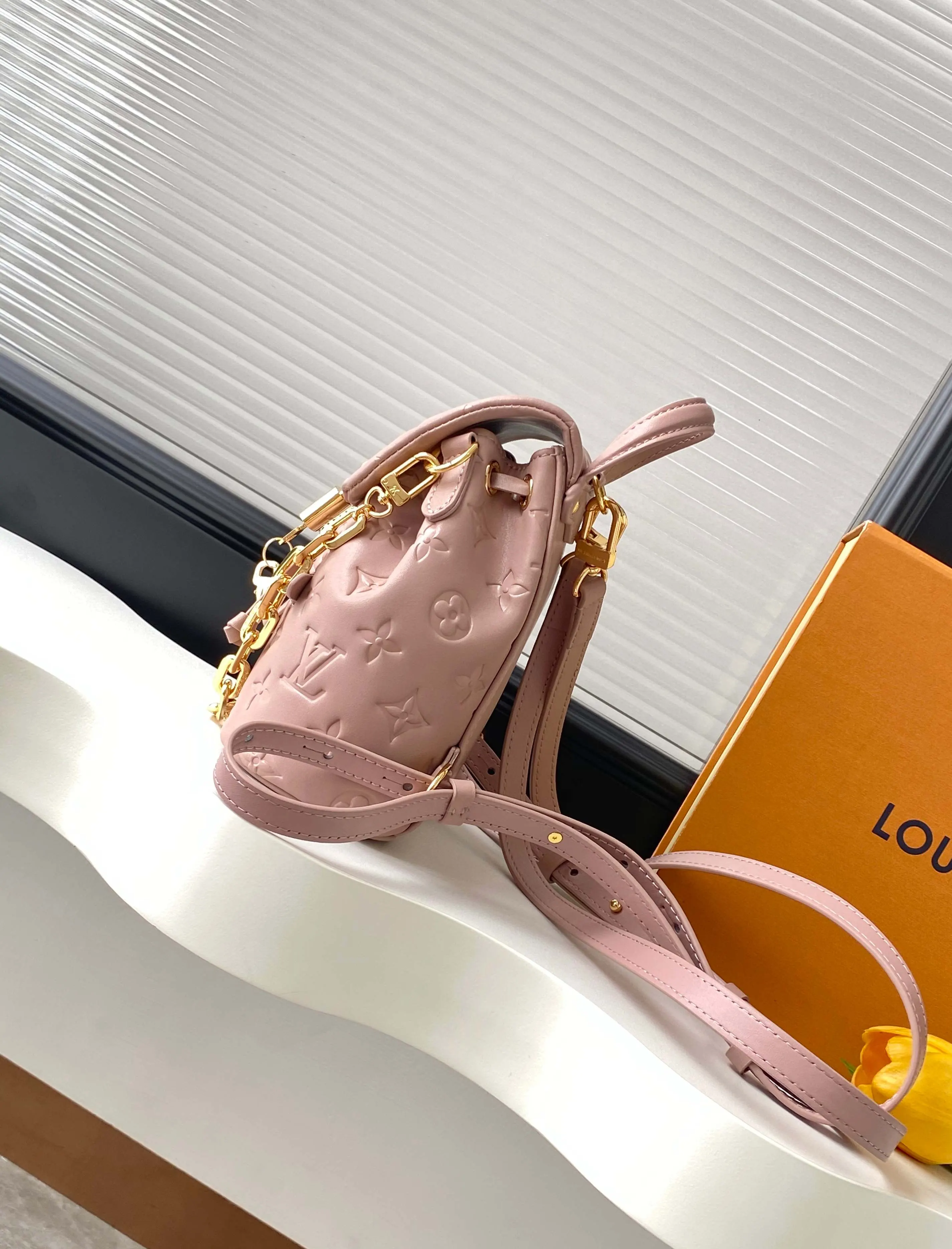 LV 黑色 粉色 牛皮 雙肩包 实用雙肩款