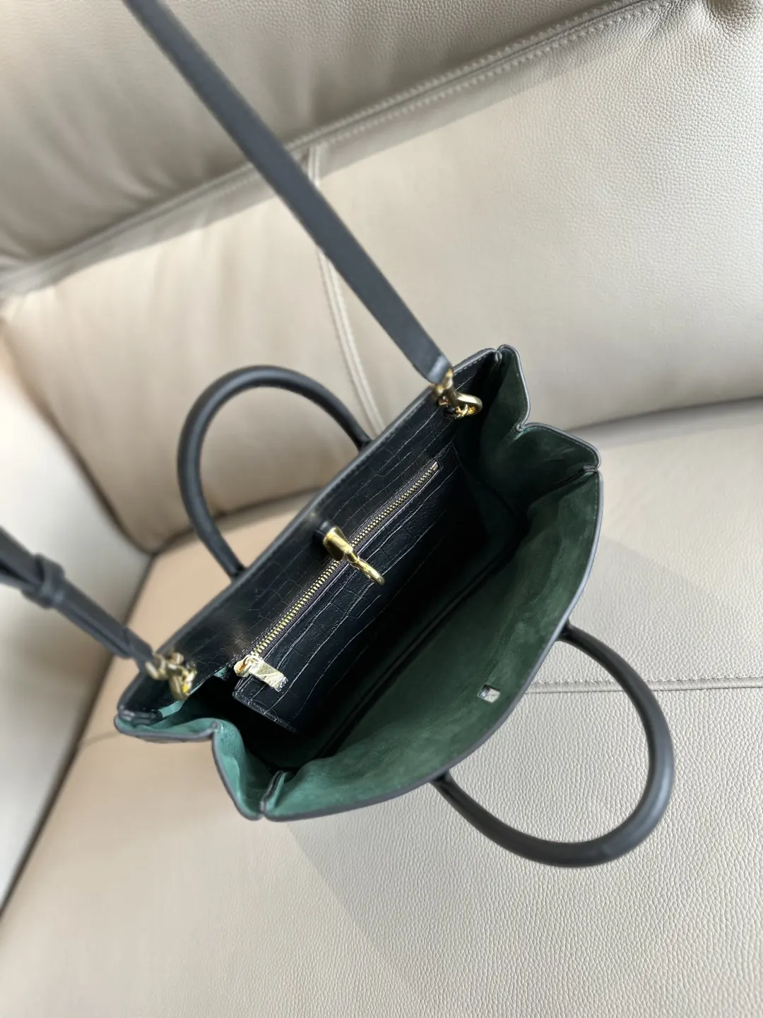 小牛皮 选用鳄鱼纹質感小牛皮打造 融入柔软反绒面革内衬 托特包 大容量托特款