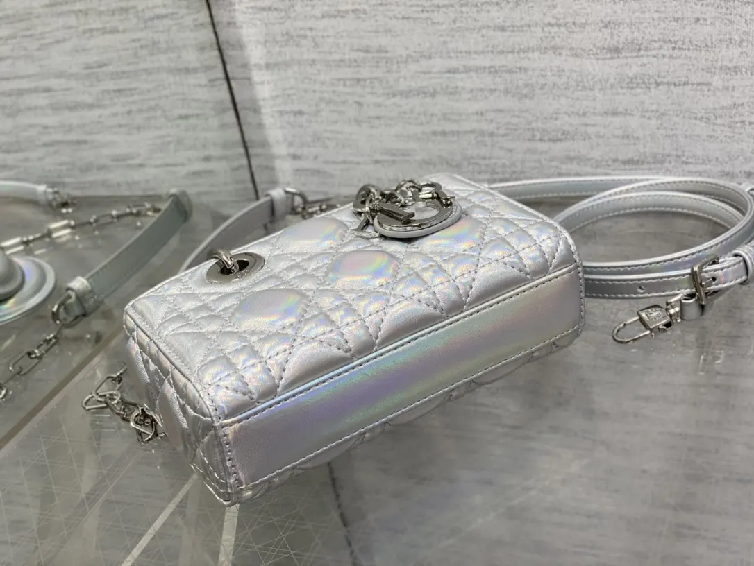 Dior 羊皮 復古时髦感超强 真是什么场合都可以把住 绝对是lad 鏈條包 精致鏈條款
