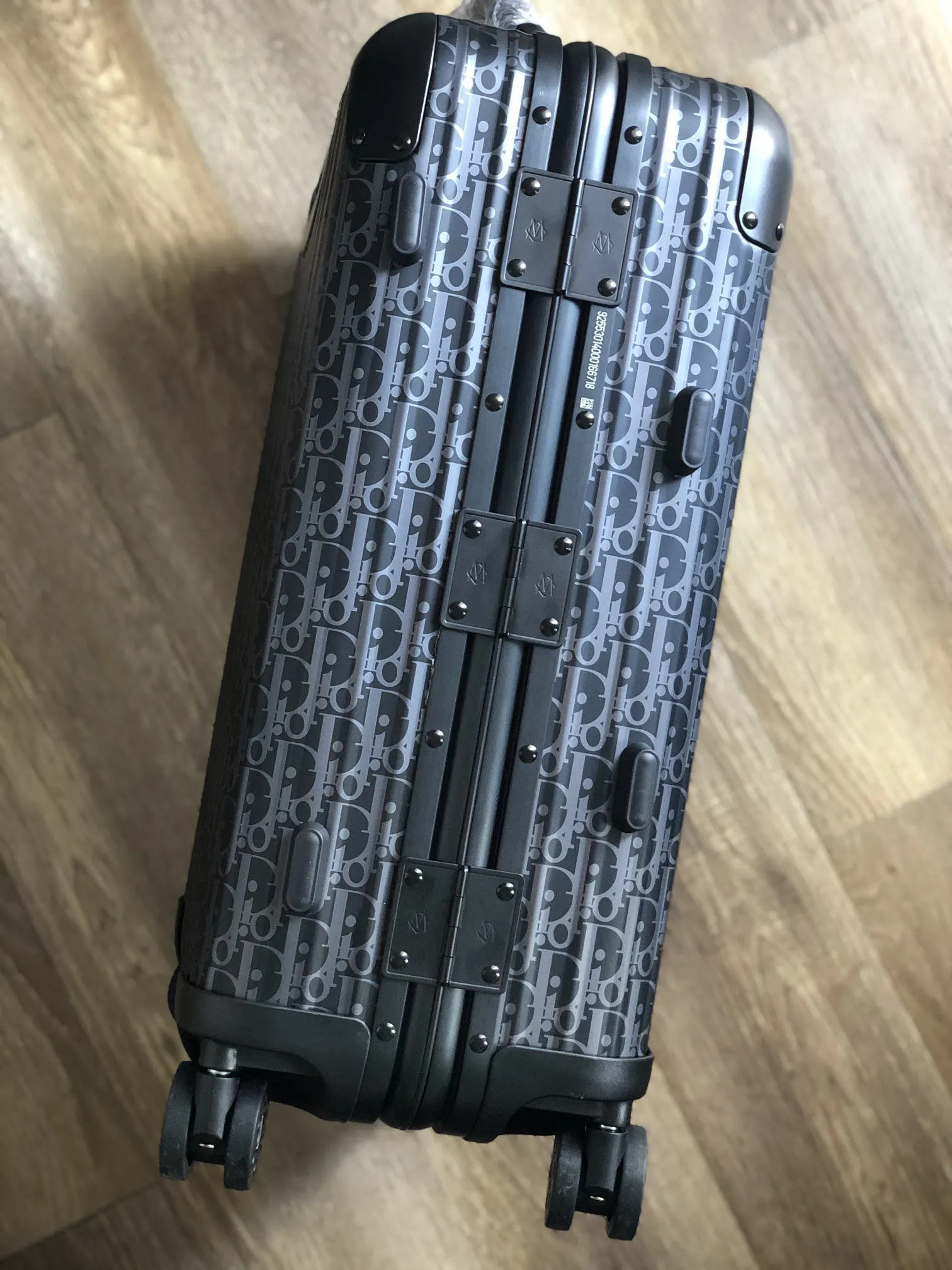 Dior 黑色 创新的阳极氧化技术赋予鋁制表面鲜亮色彩 寸 价 行李箱 旅行拉杆款 輕便出行款