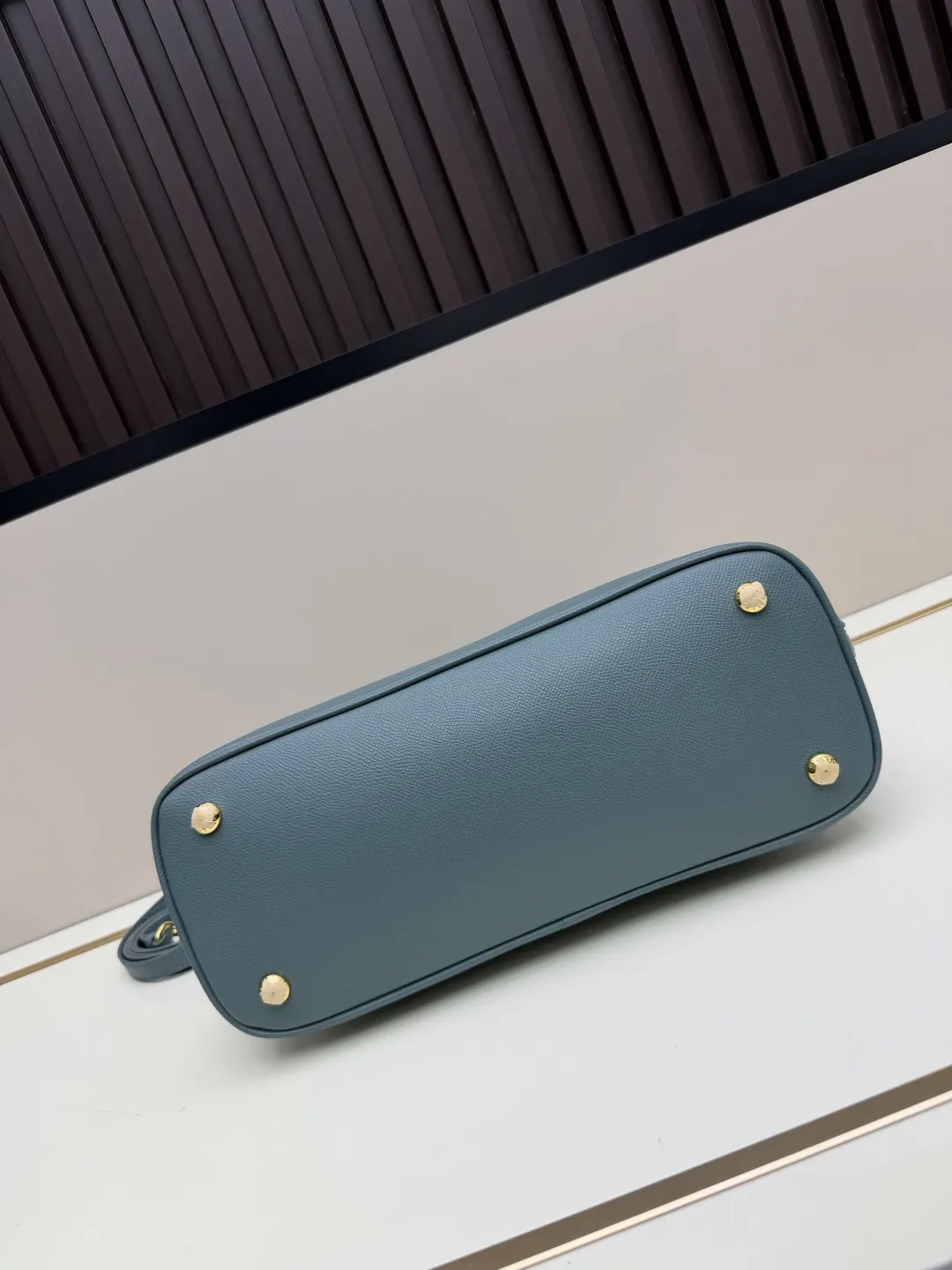 Prada Saffiano 十字纹牛皮 Logo 手提包