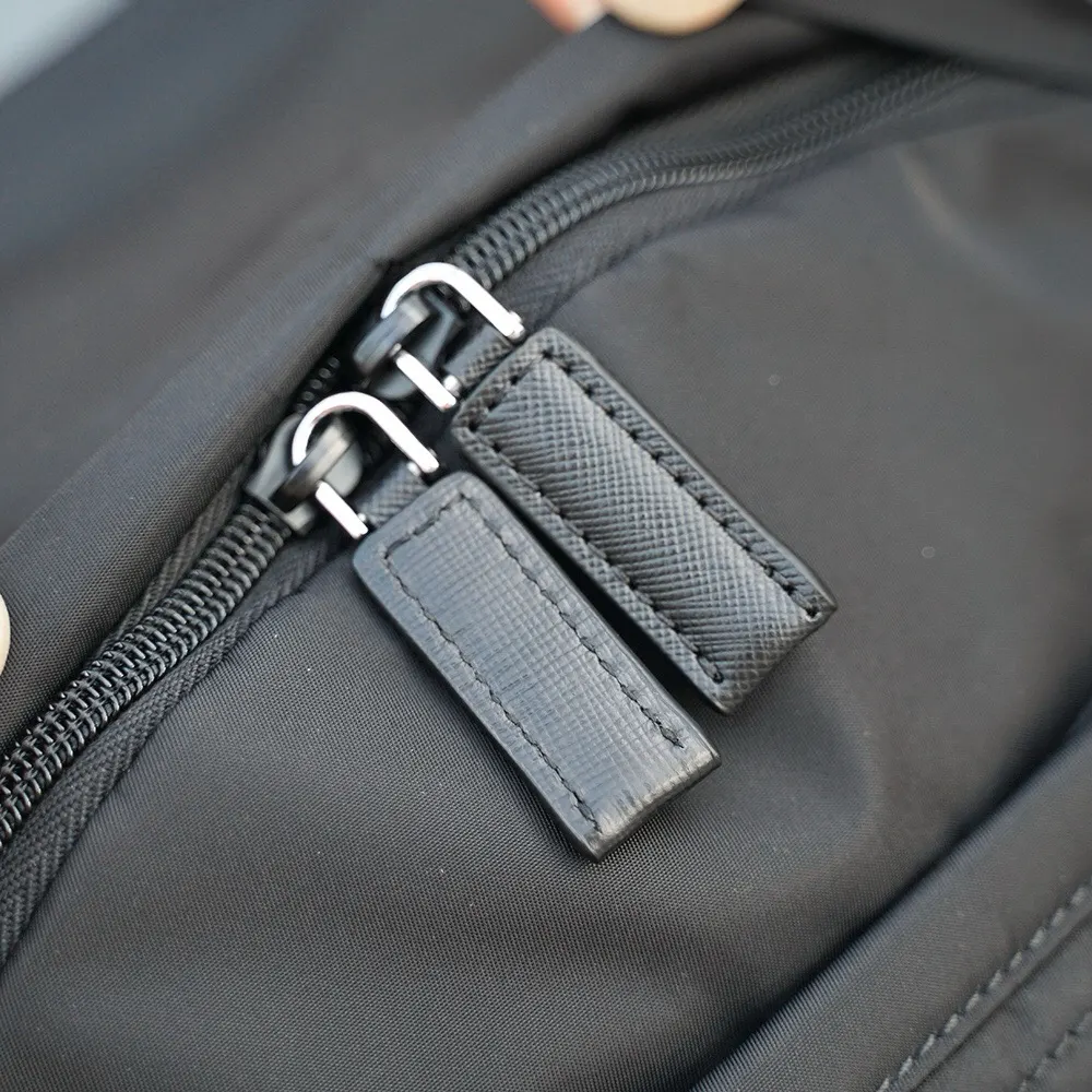 Prada 尼龍 十字纹牛皮 雙肩背包 輕便实用