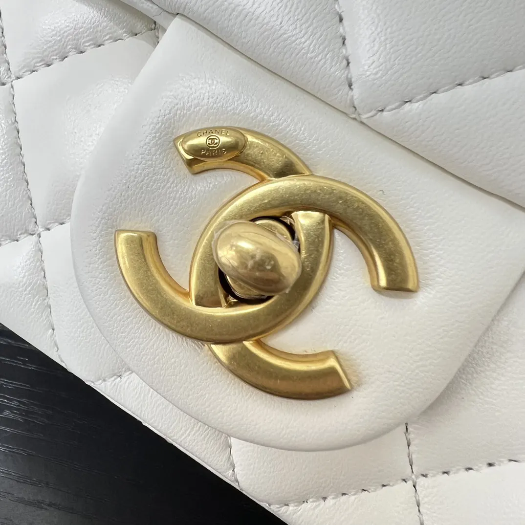 CHANEL 白色小羊皮菱格链条包 经典款