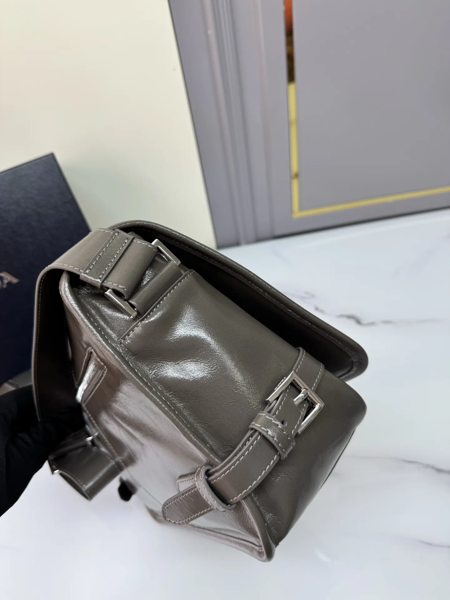 PRADA 皮革 三角标 邮差包 通勤百搭款
