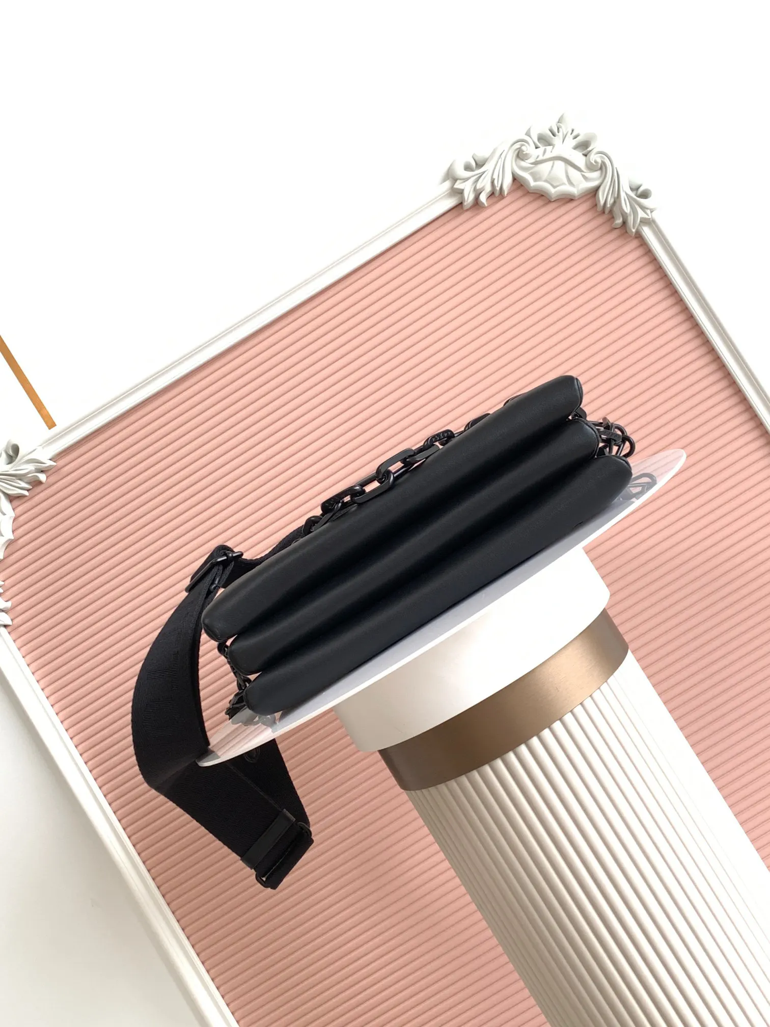 LV black, chain bag, shoulder crossbody model Image 4 LV black, chain bag, shoulder crossbody model Image 4