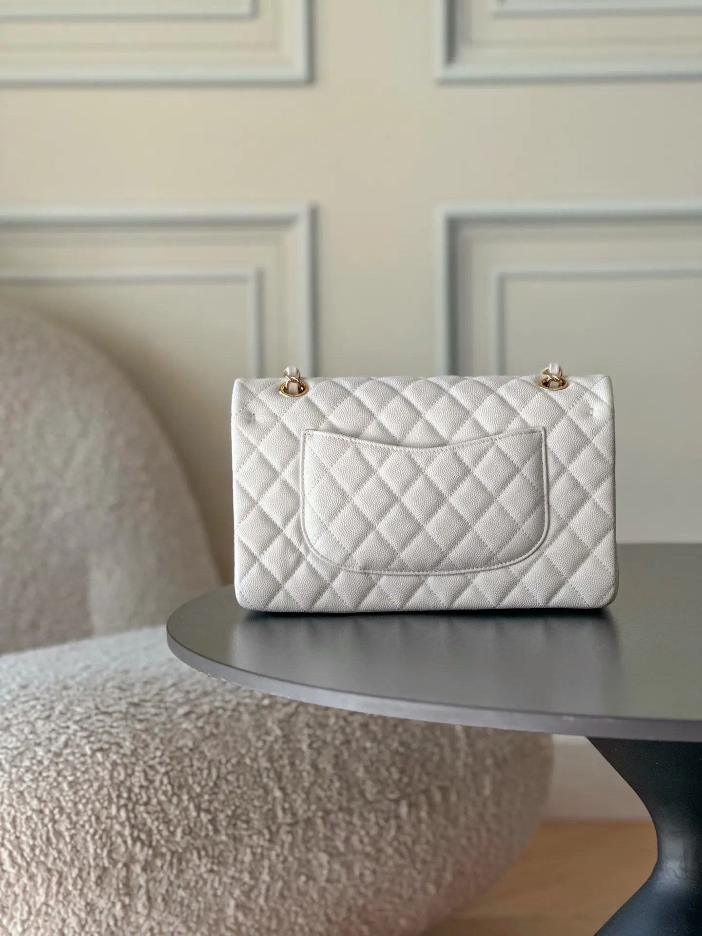 CHANEL 白色鱼子酱牛皮翻盖链条包 金扣款 经典款