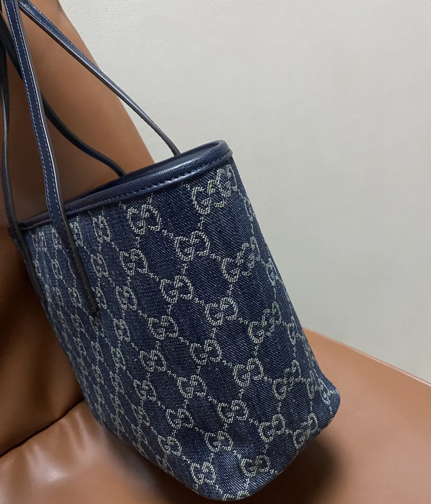Gucci 帆布 GG涂层帆布与织带的搭 为精致的造型增添了标志性的点 托特包 大容量托特款