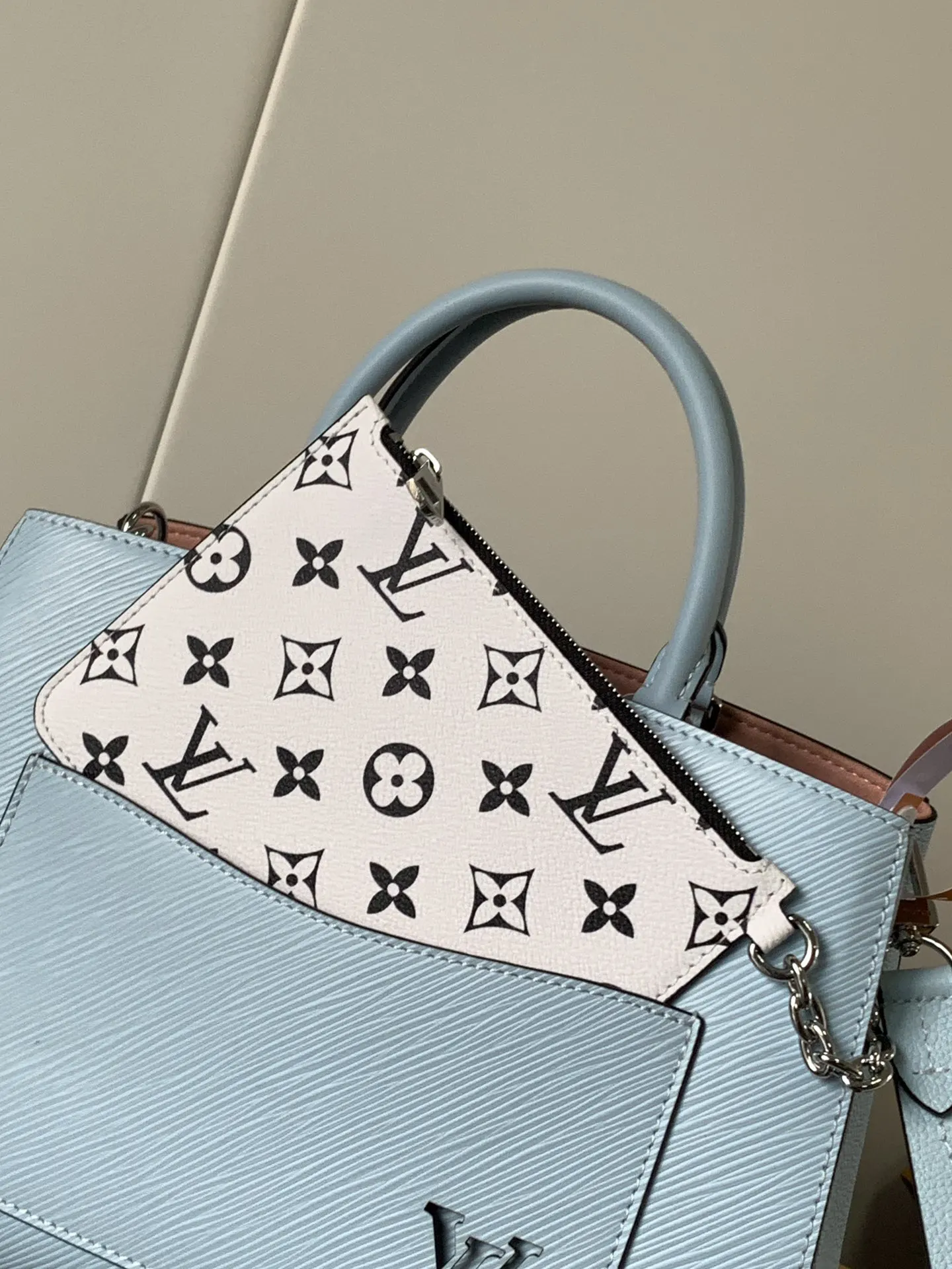 LV 黑白配色 斜背包(數字9) LV 黑白配色 斜背包(數字9)