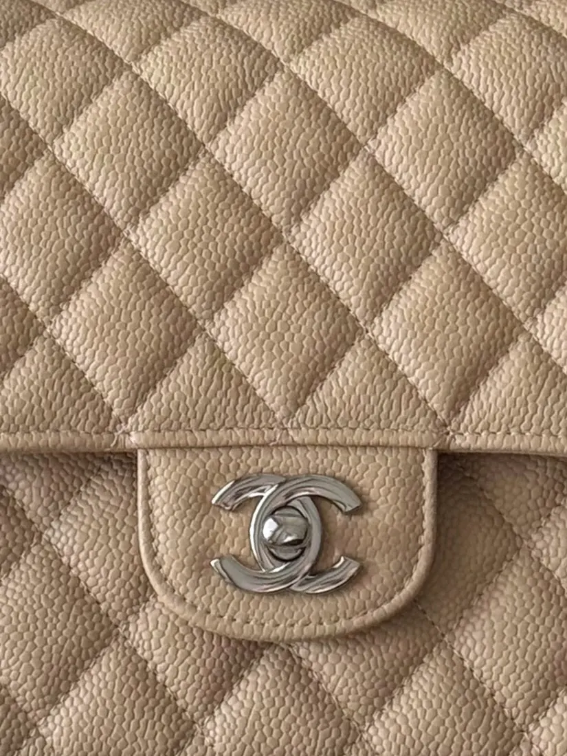 Chanel 米棕色鱼子酱牛皮翻盖链条包 金扣