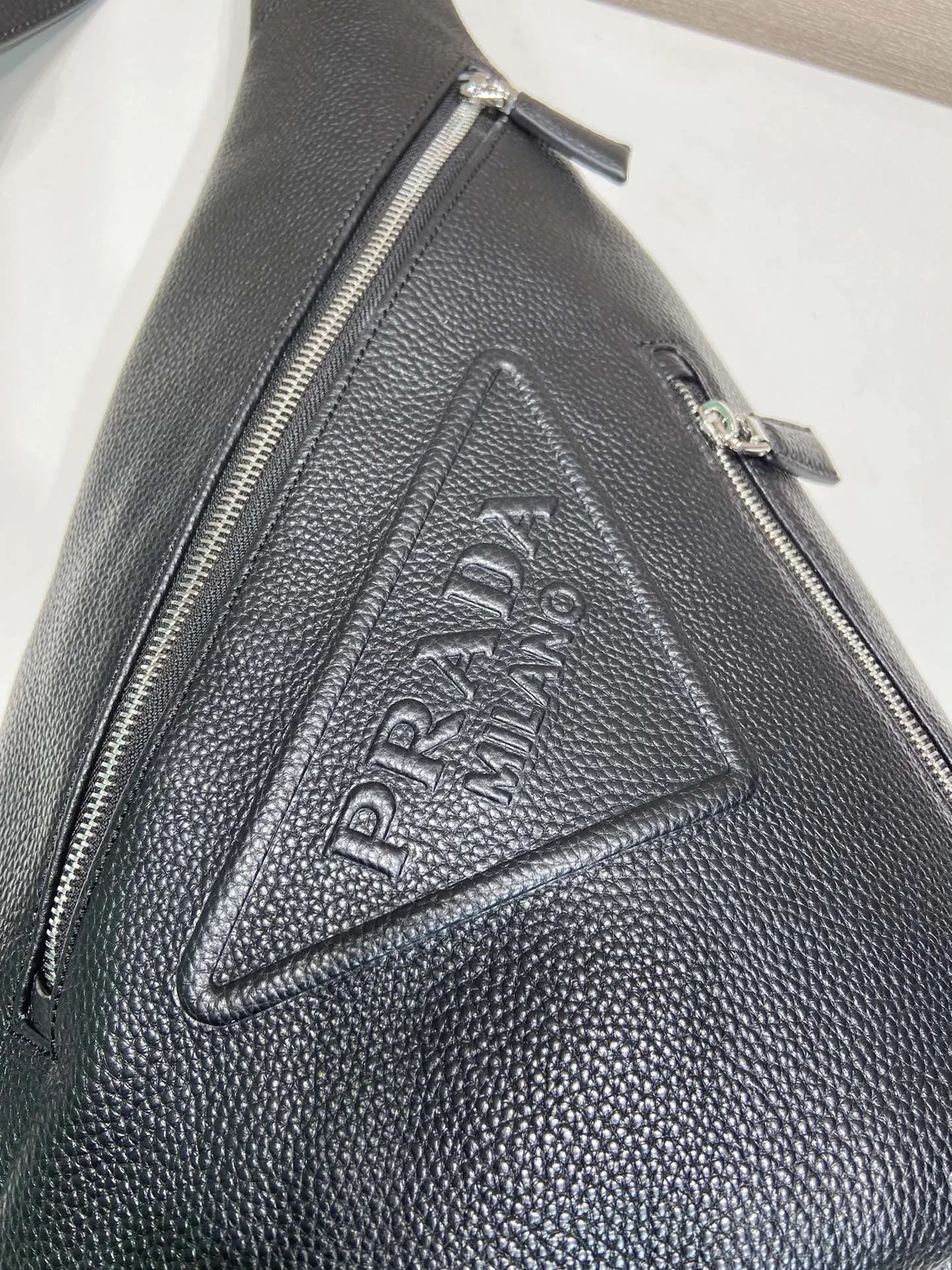 Prada 尼龙 鹿皮 牛皮 双肩背包 轻便实用