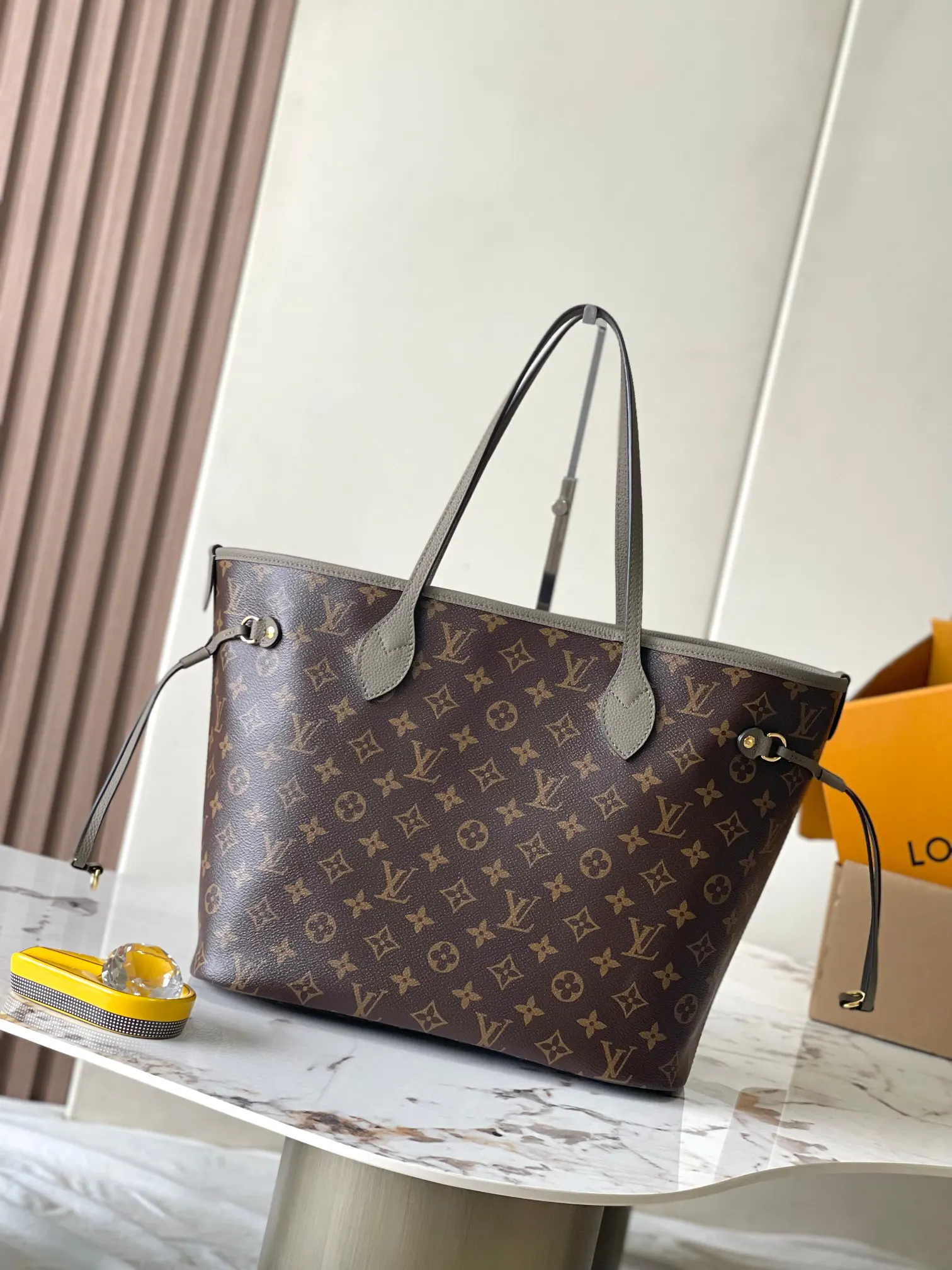 LV Neverfull tote bag, high-capacity commuter model Image 4 LV Neverfull tote bag, high-capacity commuter model Image 4