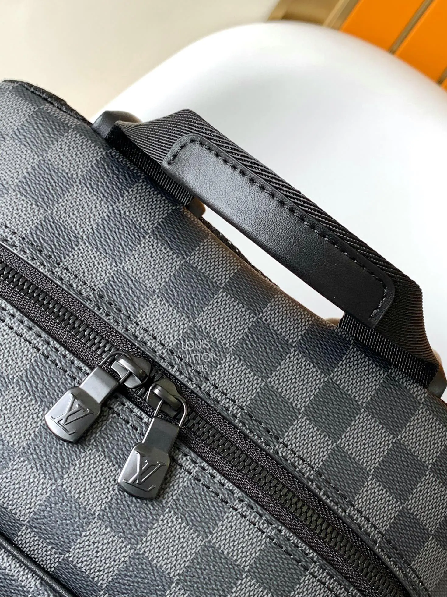LV Mo内袋和拉链前袋确保稳妥收納和便捷取放 亦可容纳笔记本 雙肩包 实用雙肩款