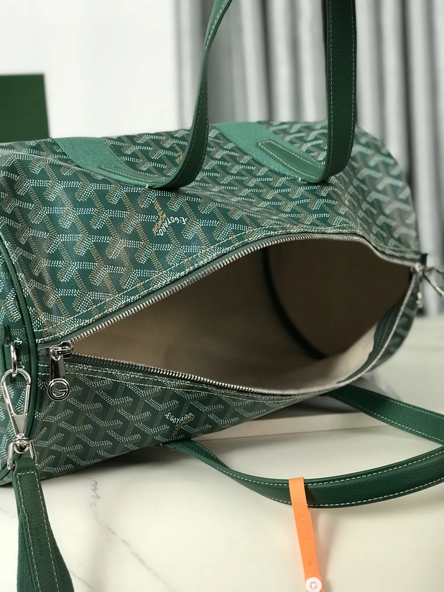 Goyard 侧边设有扣环 可以自行搭 中号背带进行肩背 旅行包 大容量旅行款