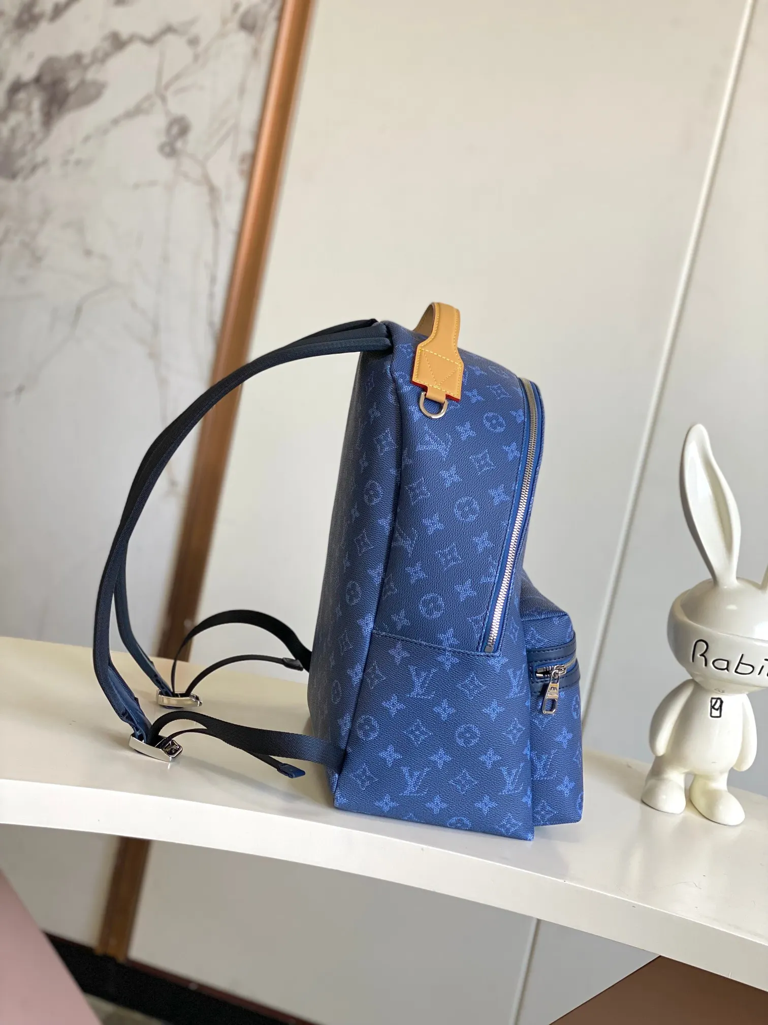 藍色 帆布 外袋 拉链前袋和开口侧袋方便取放物品 内袋确保收納井 雙肩包 实用雙肩款